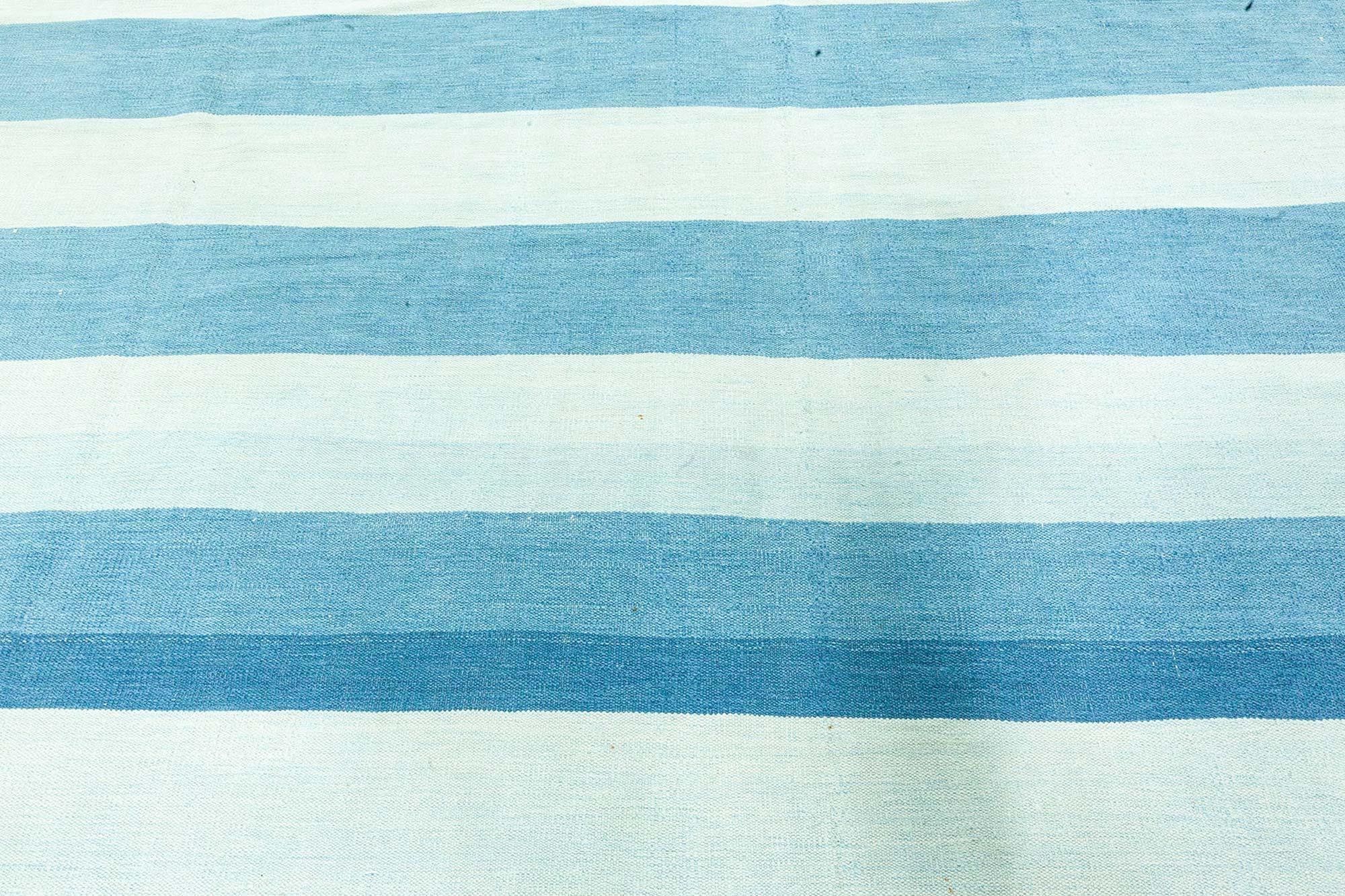 Vintage Indian Dhurrie Gestreift Blau Beige Teppich (Moderne der Mitte des Jahrhunderts) im Angebot