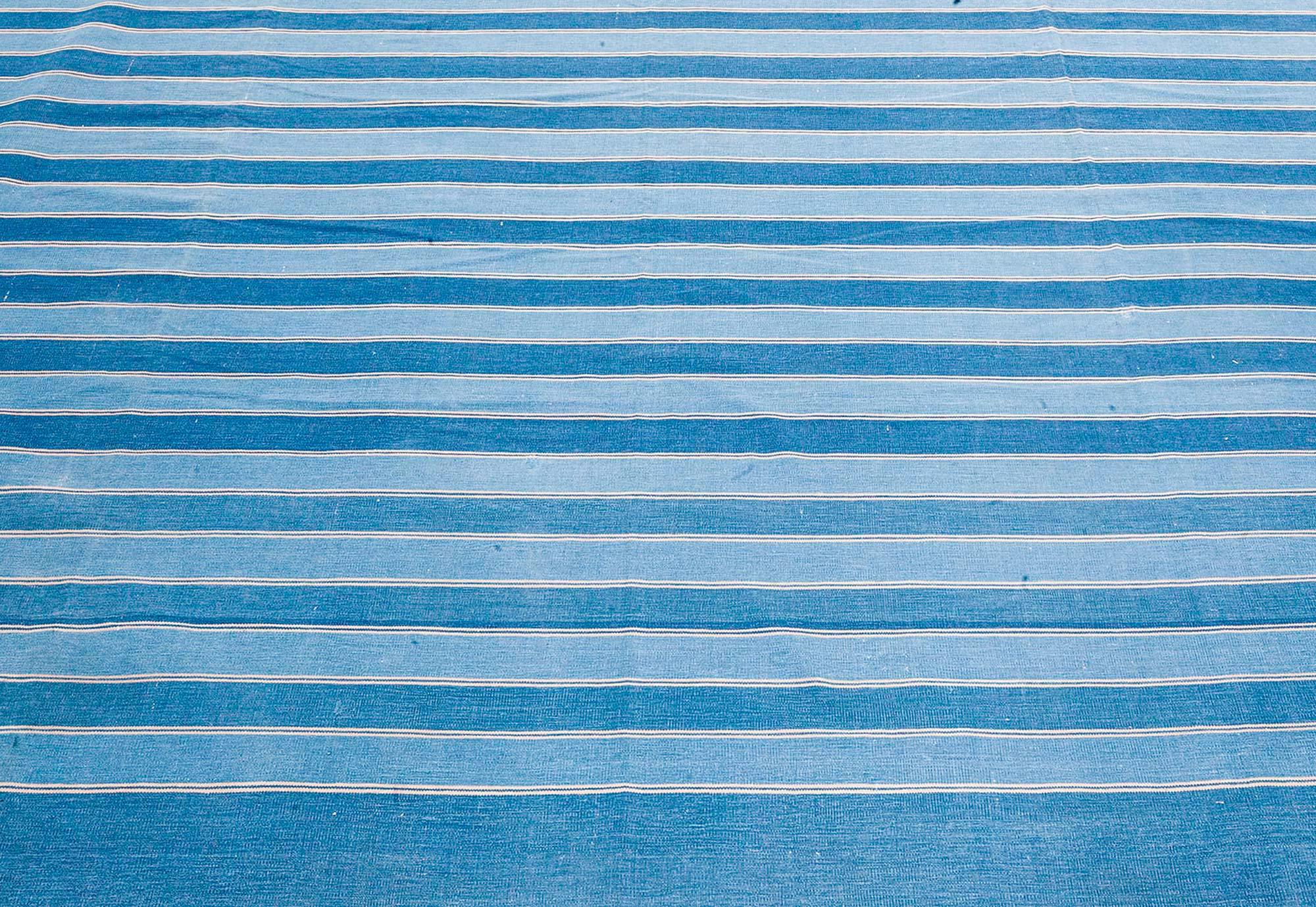 Vintage Indian Dhurrie Gestreift Blau Beige Teppich (Moderne der Mitte des Jahrhunderts) im Angebot
