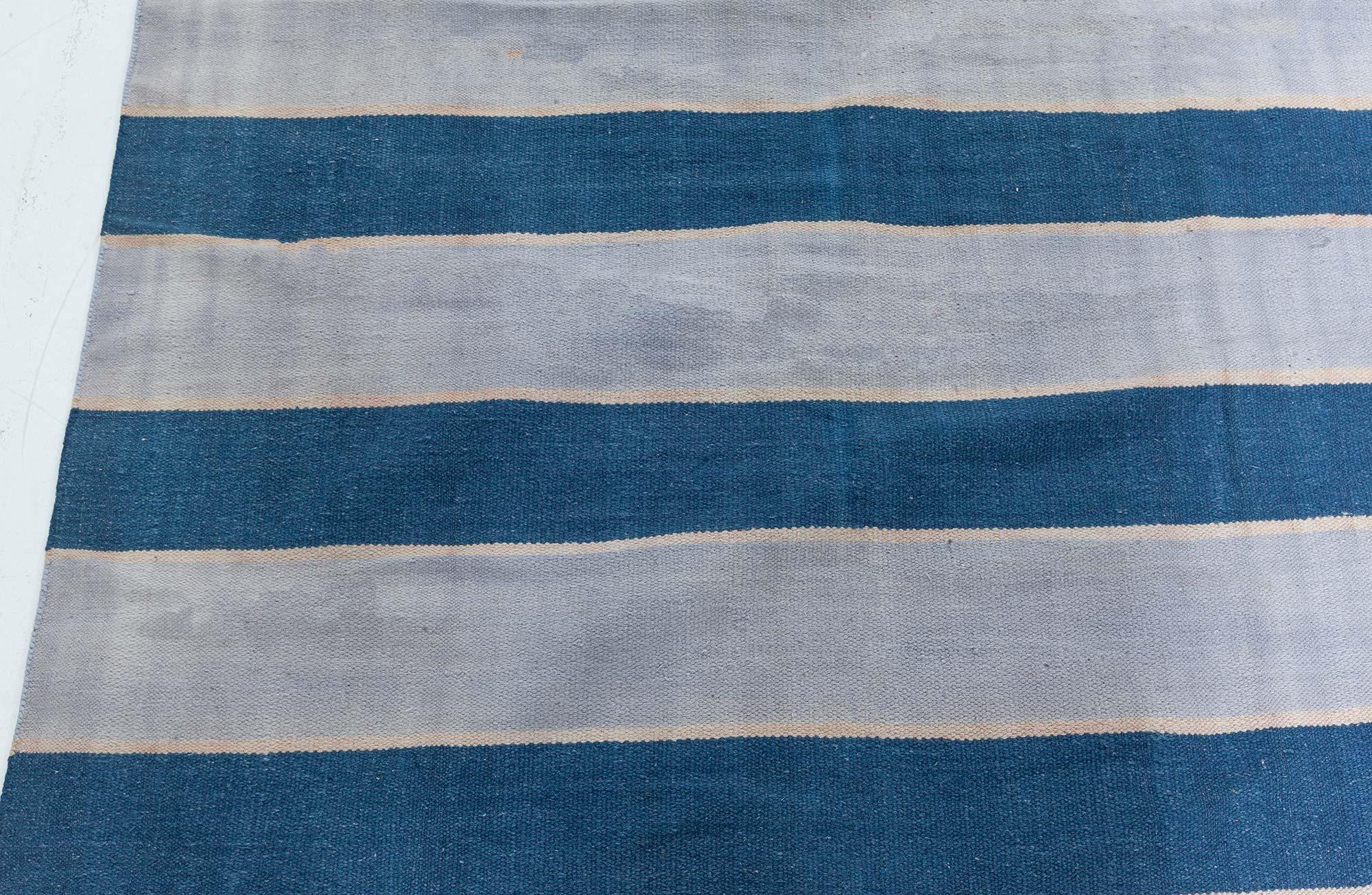 Vintage Indian Dhurrie Gestreift Blau Beige Teppich (Indisch) im Angebot