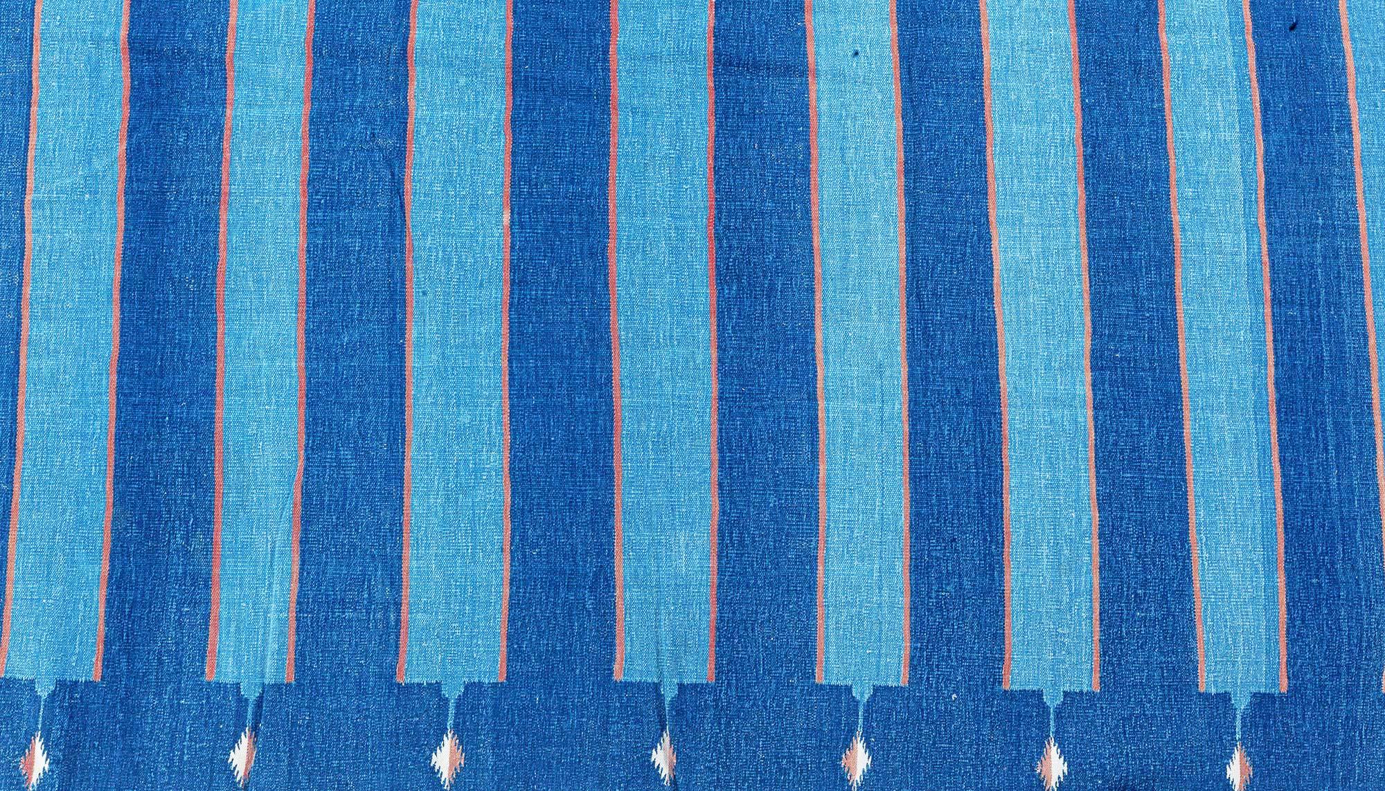 Vintage Indian Dhurrie Gestreift Blau Beige Teppich (Handgewebt) im Angebot