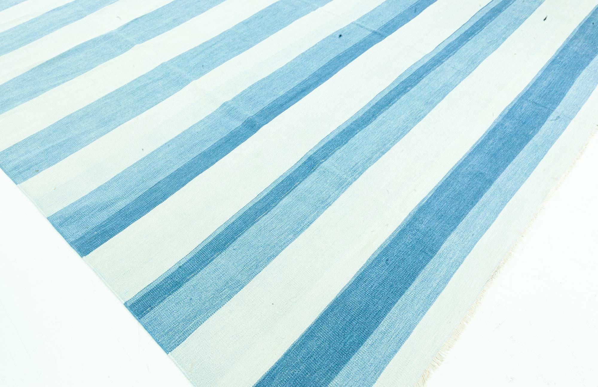 Vintage Indian Dhurrie Gestreift Blau Beige Teppich (Handgewebt) im Angebot