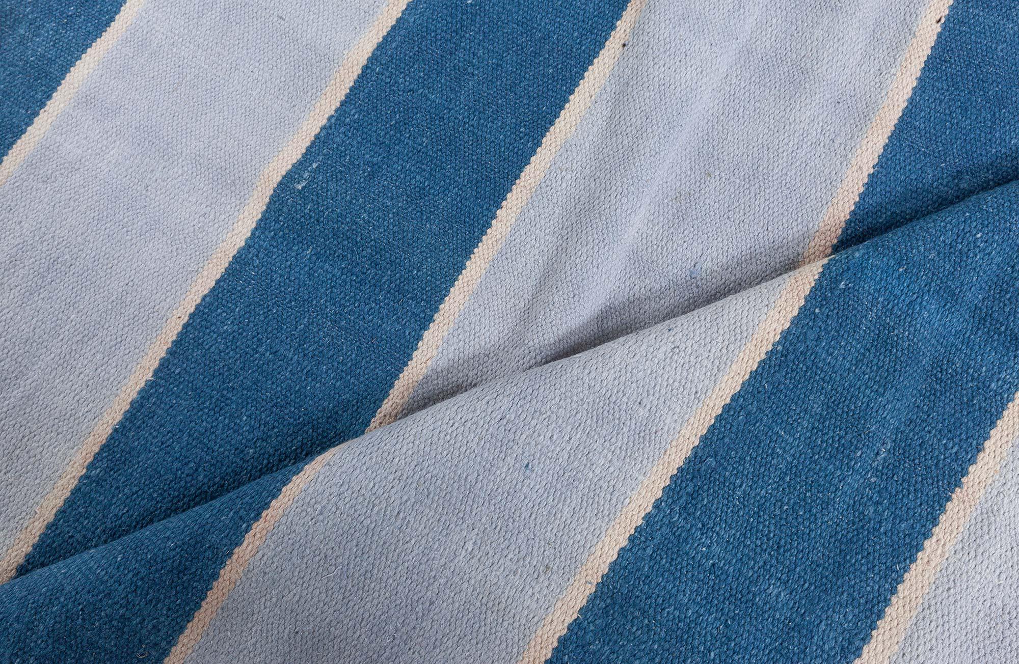 Vintage Indian Dhurrie Gestreift Blau Beige Teppich (20. Jahrhundert) im Angebot