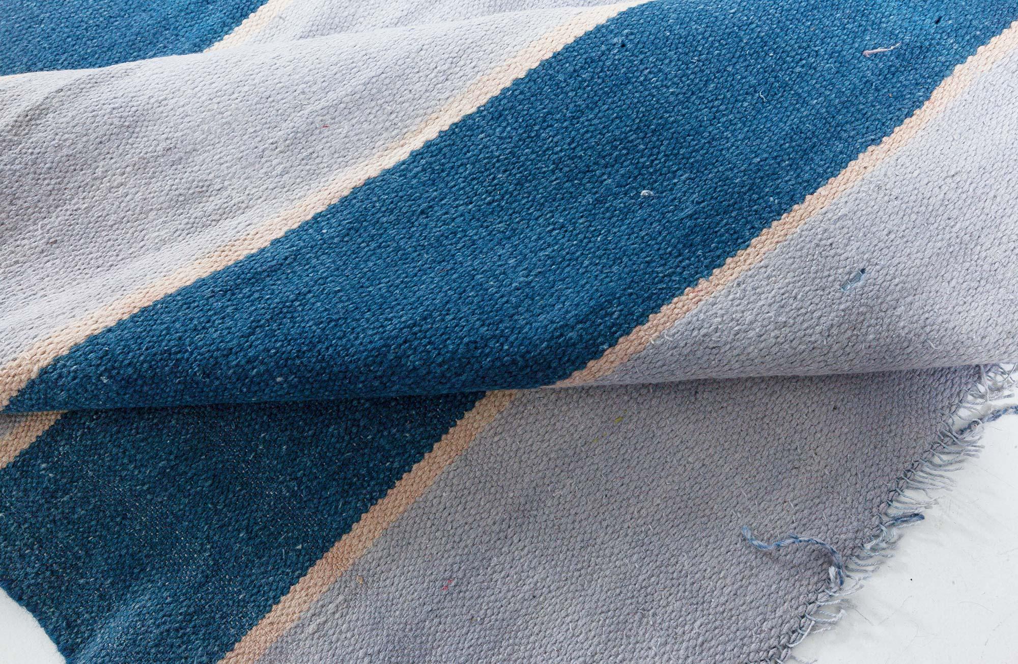 Vintage Indian Dhurrie Gestreift Blau Beige Teppich (Baumwolle) im Angebot