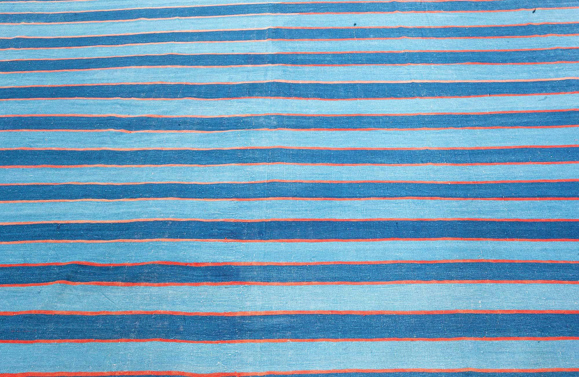 Vintage Indian Dhurrie Gestreifter Blauer Teppich (Moderne der Mitte des Jahrhunderts) im Angebot