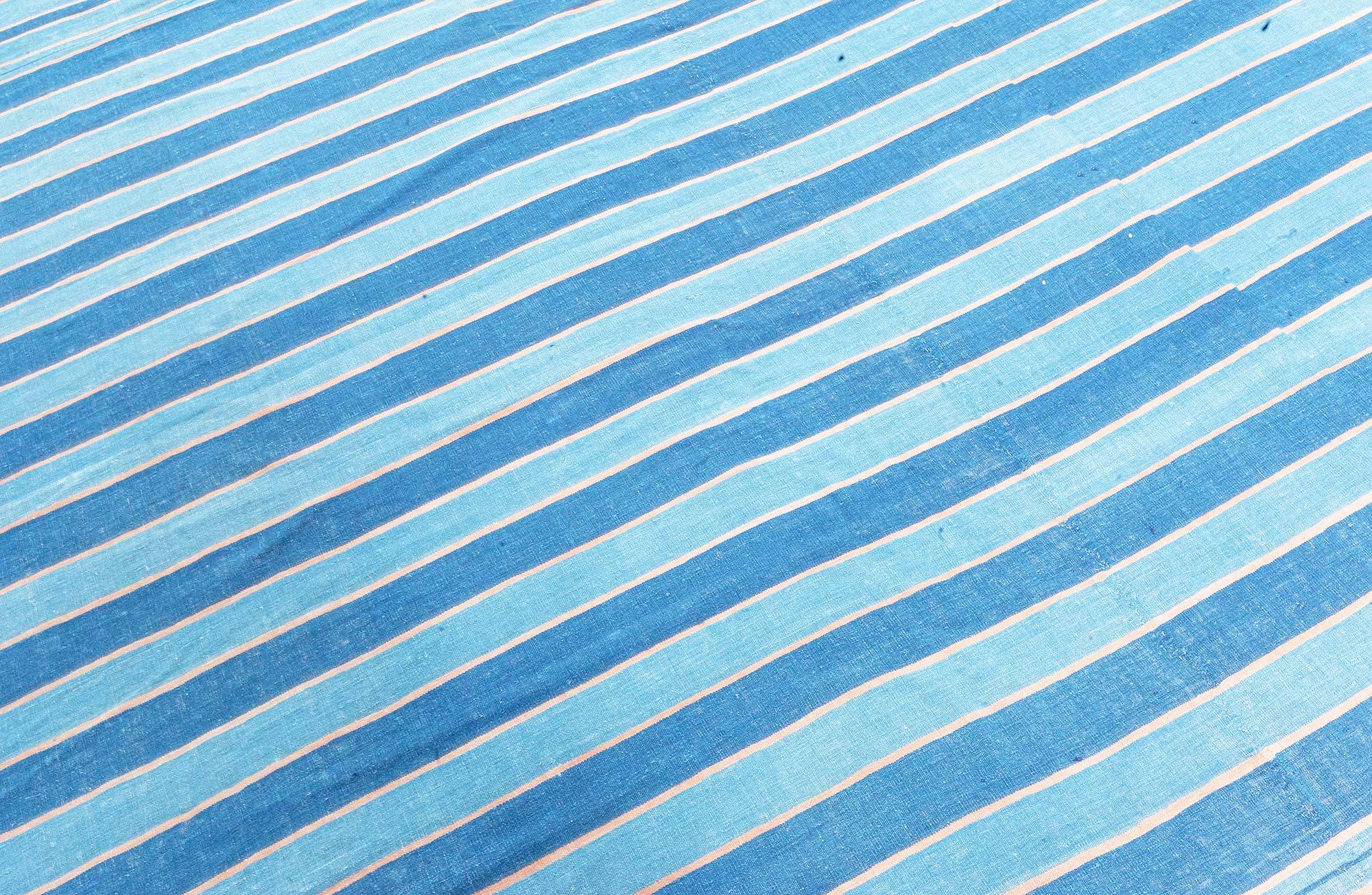 Vintage Indian Dhurrie Gestreifter Blauer Teppich (Moderne der Mitte des Jahrhunderts) im Angebot