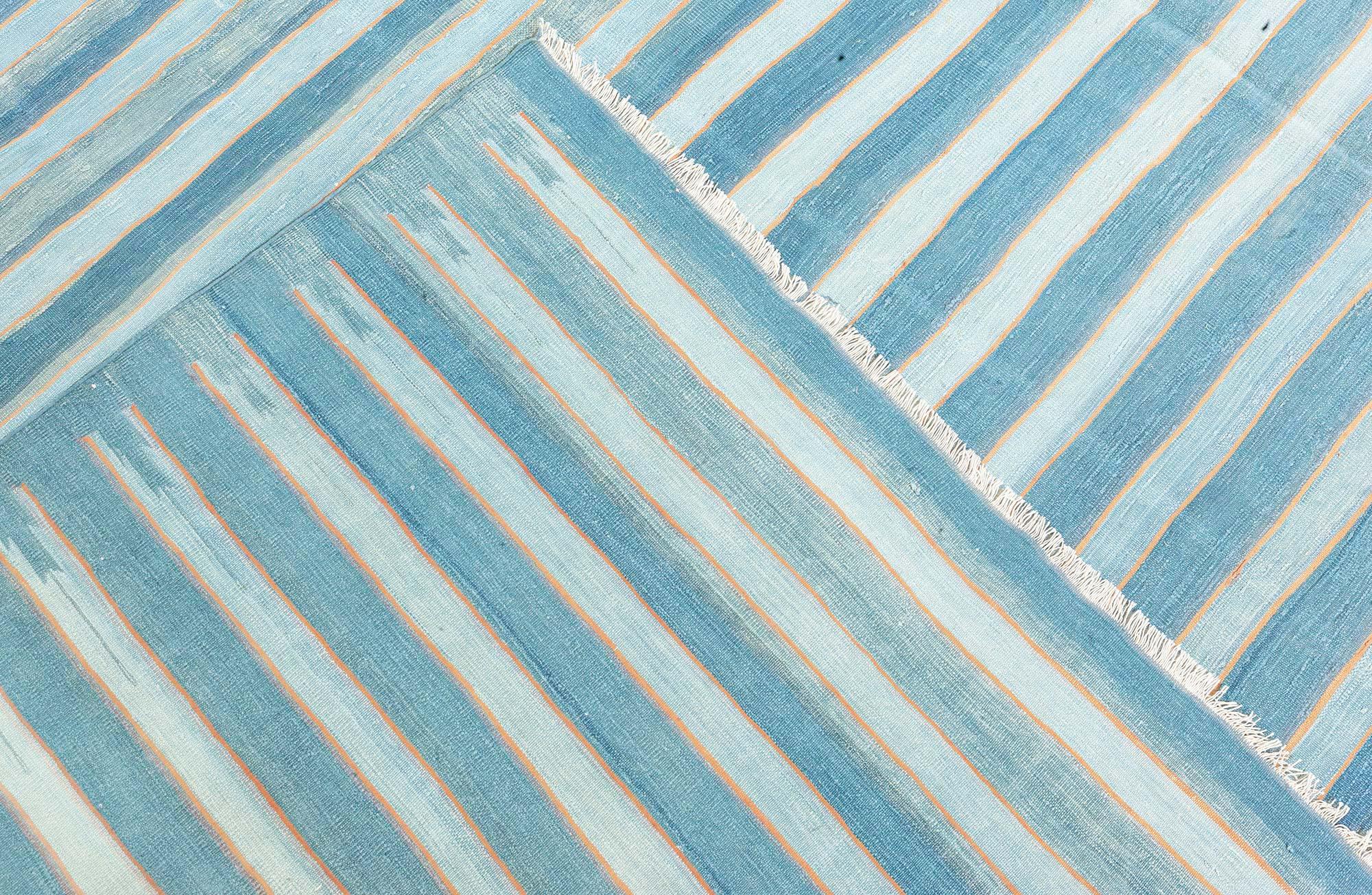 Vintage Indian Dhurrie Gestreifter Blauer Teppich (20. Jahrhundert) im Angebot