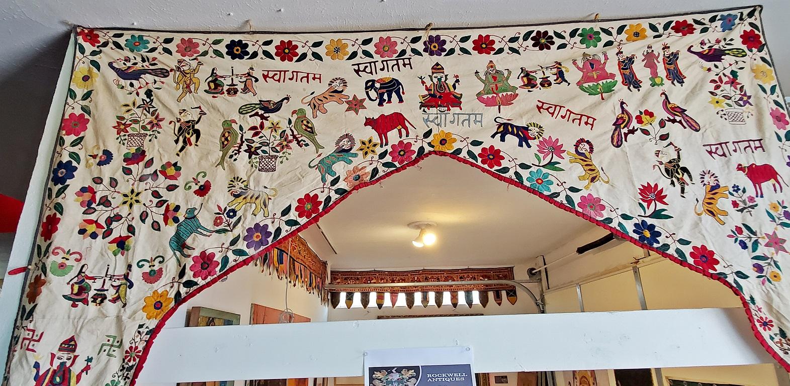 Nous vous présentons une belle tapisserie de porte indienne vintage.

Début du 20e siècle, vers 1920.

Probablement de l'Inde centrale.

Fabriqué en coton et cousu ou brodé à la main avec diverses images indiennes de bétail, tigres, éléphants,