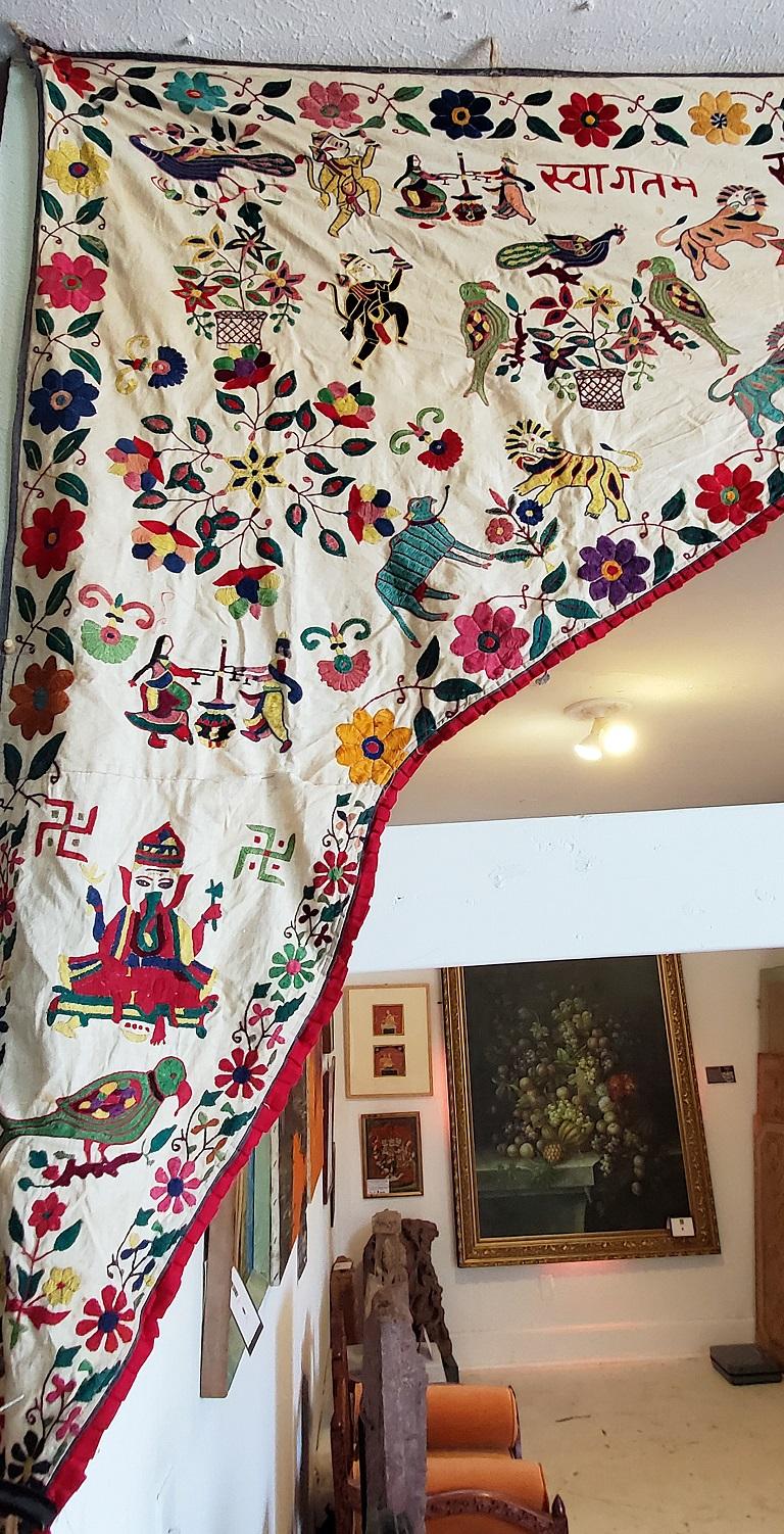 Anglo-indien Tapisserie de porte indienne vintage brodée à la main en vente