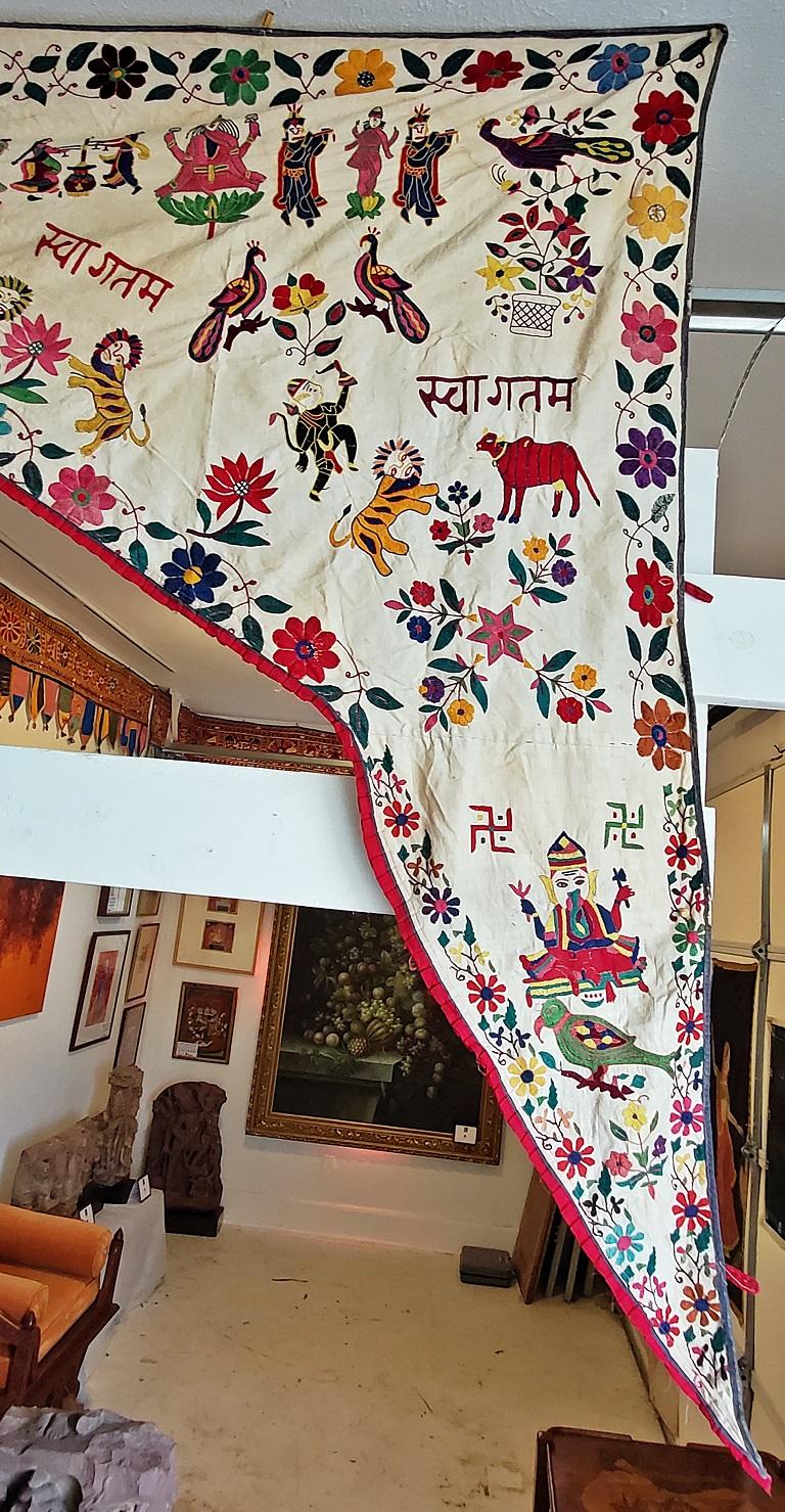 Indien Tapisserie de porte indienne vintage brodée à la main en vente