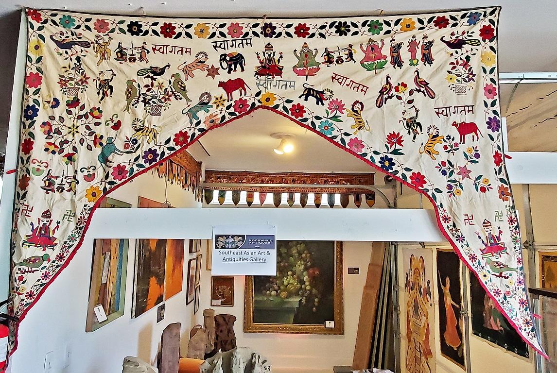 Tapisserie de porte indienne vintage brodée à la main Bon état - En vente à Dallas, TX