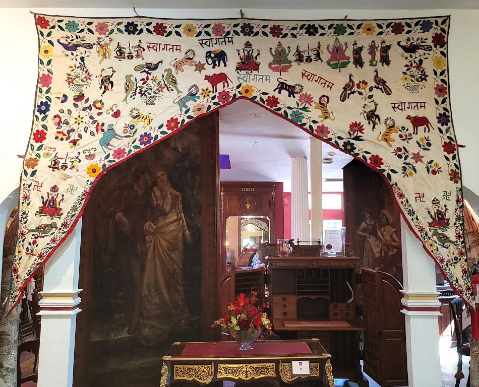 Vintage Indian Door Tapestry In Good Condition For Sale In Dallas, TX