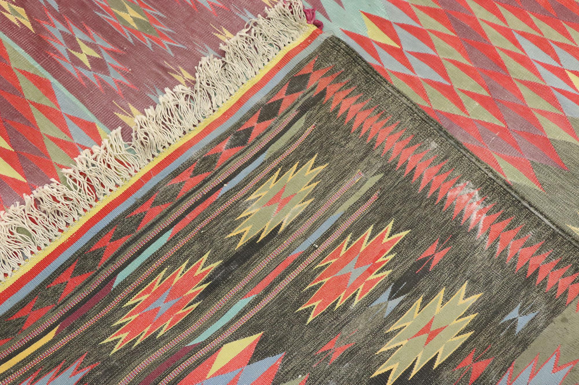 Indischer flachgewebter Dhurrie-Kelim-Teppich in Zimmergröße im Südwesten-Stil, indischer Stil (Wolle) im Angebot