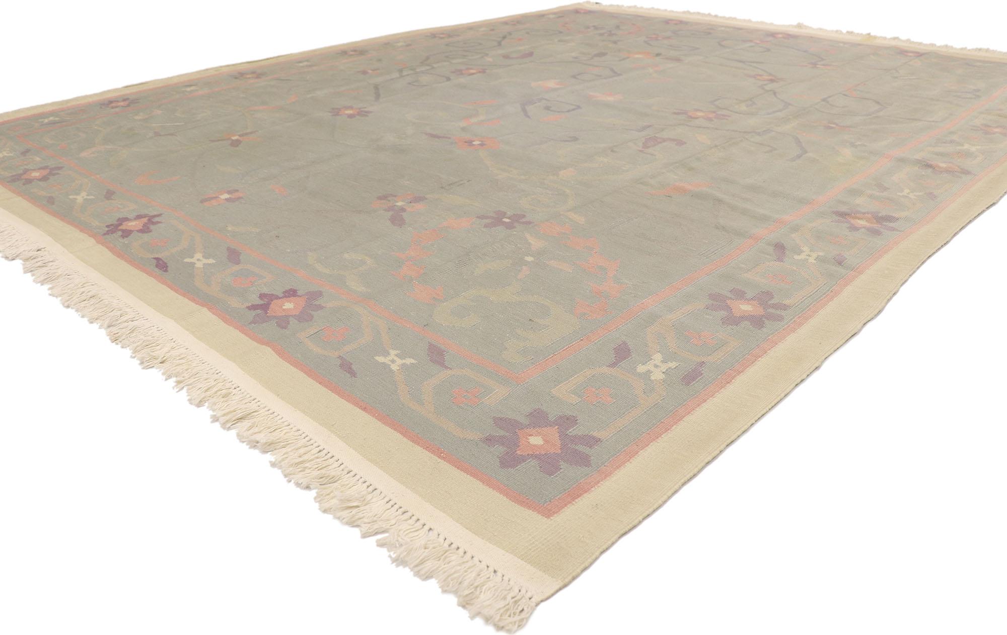 78007 Alfombra Dhurrie India Vintage, 07'11 x 09'11. Las alfombras indias Dhurrie son alfombras tradicionales de tejido plano, conocidas por su diseño ligero y reversible, y elaboradas con fibras naturales como algodón, lana, yute o seda. Hechos a