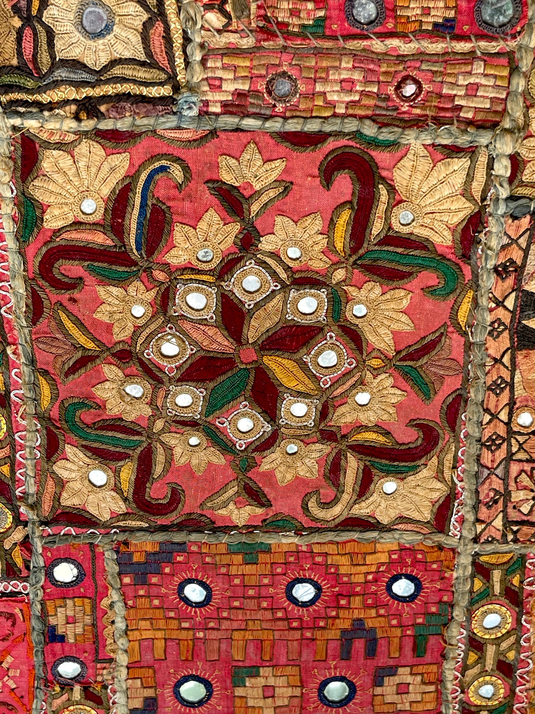 Indischer Vintage-Wandteppich mit gerahmter Stickerei/ Shisha-Mosaik von Shahzada im Angebot 2