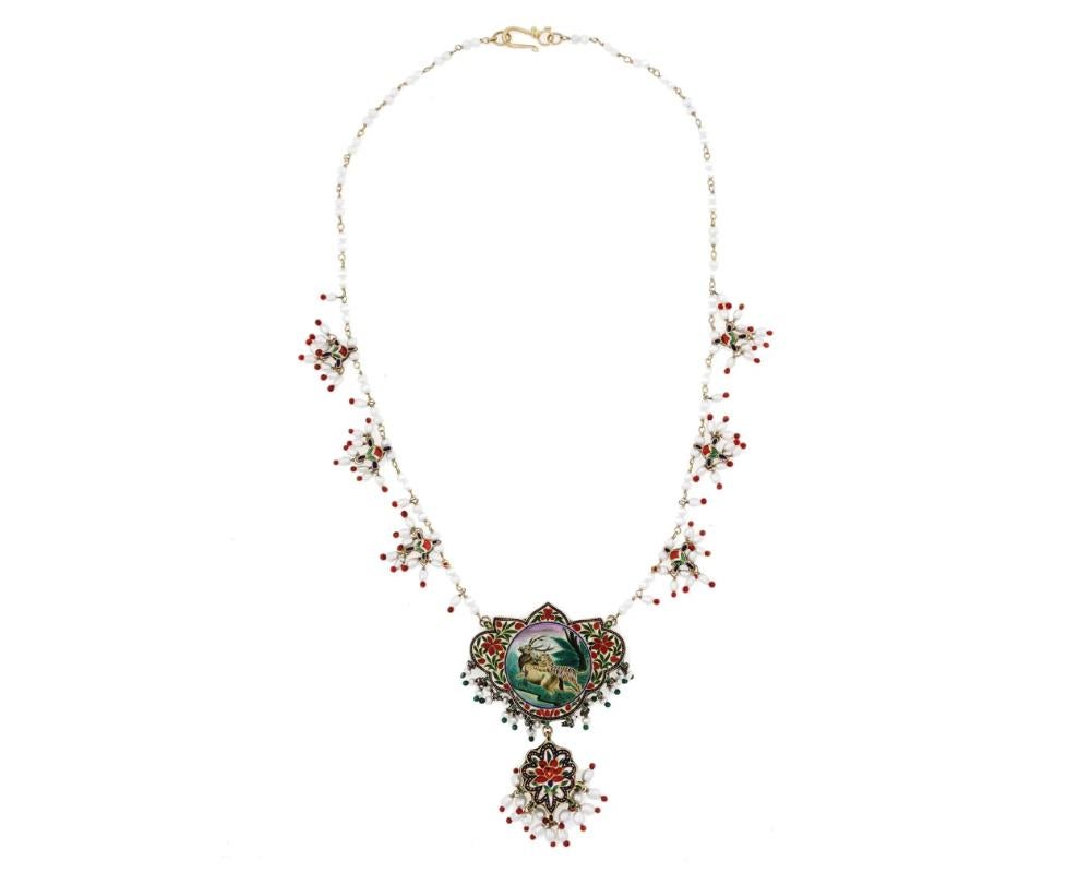 Collana indiana Jaipur vintage in smalto dorato con perle di madreperla. Ornato da una vivace lavorazione a smalto, il centrotavola raffigura una scena drammatica di una tigre che caccia un cervo. La collana è progettata con maglie e chiusure in oro