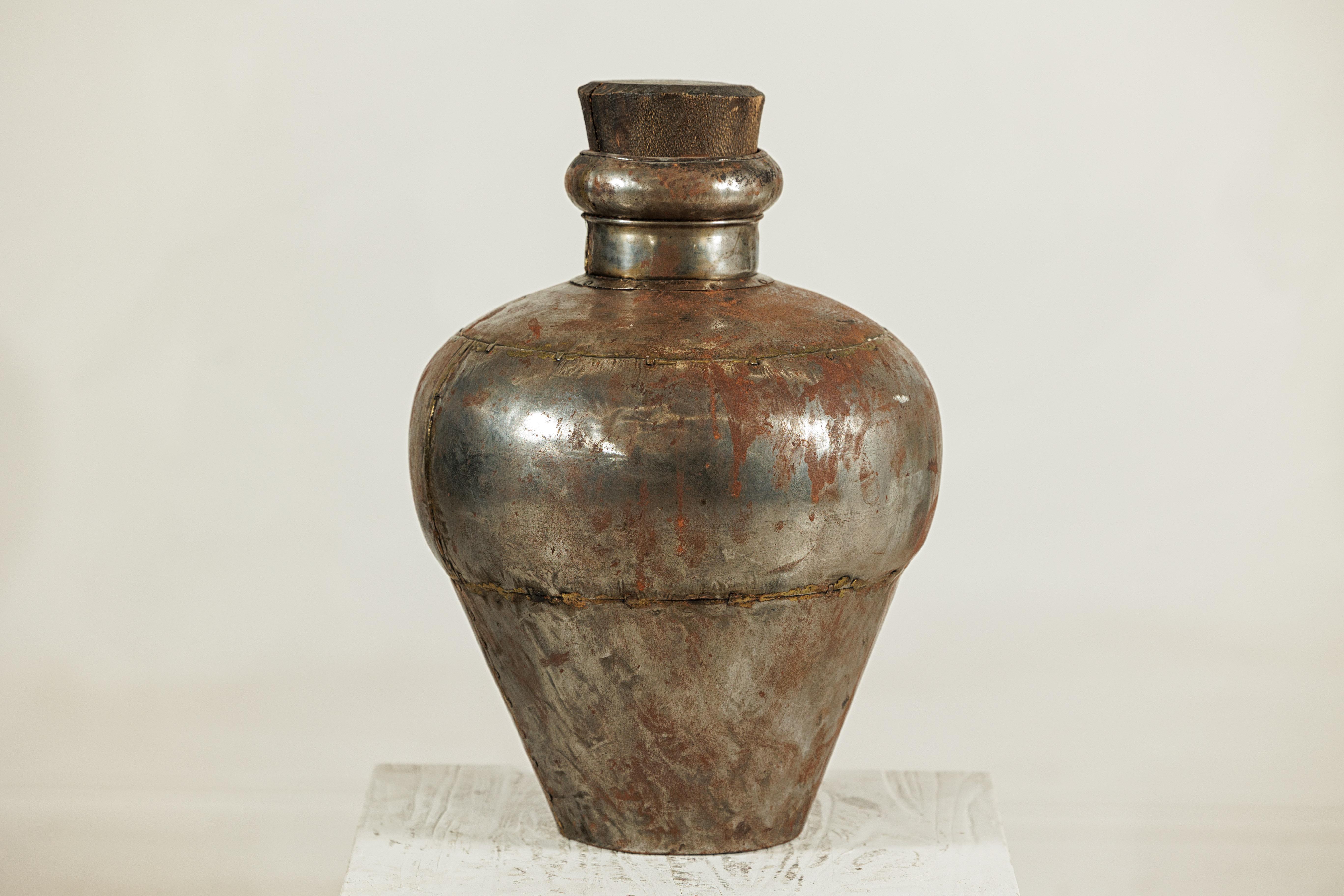 Vasija de agua de metal artesanal de la India con tapón de madera en venta 4