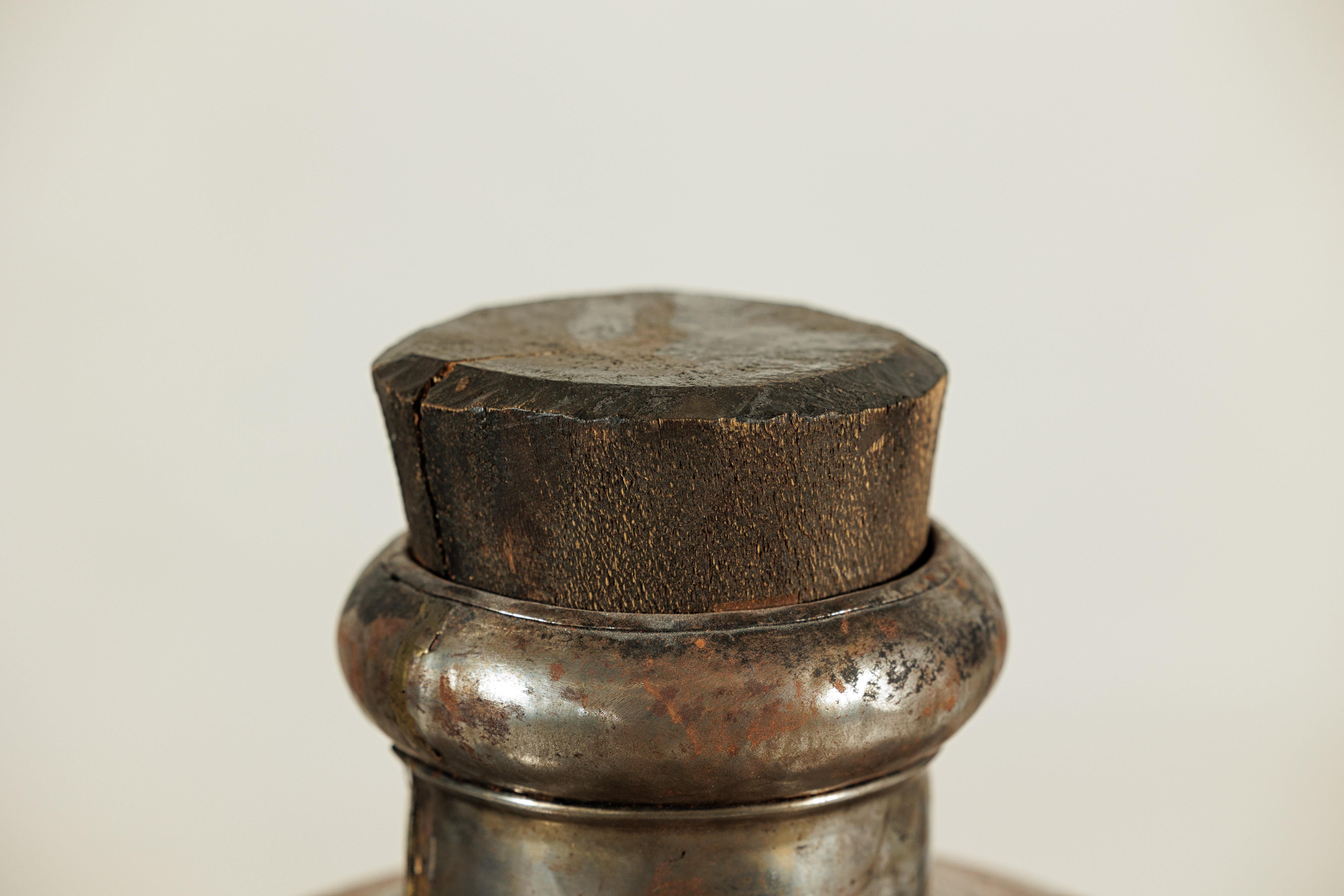 Vasija de agua de metal artesanal de la India con tapón de madera en venta 5