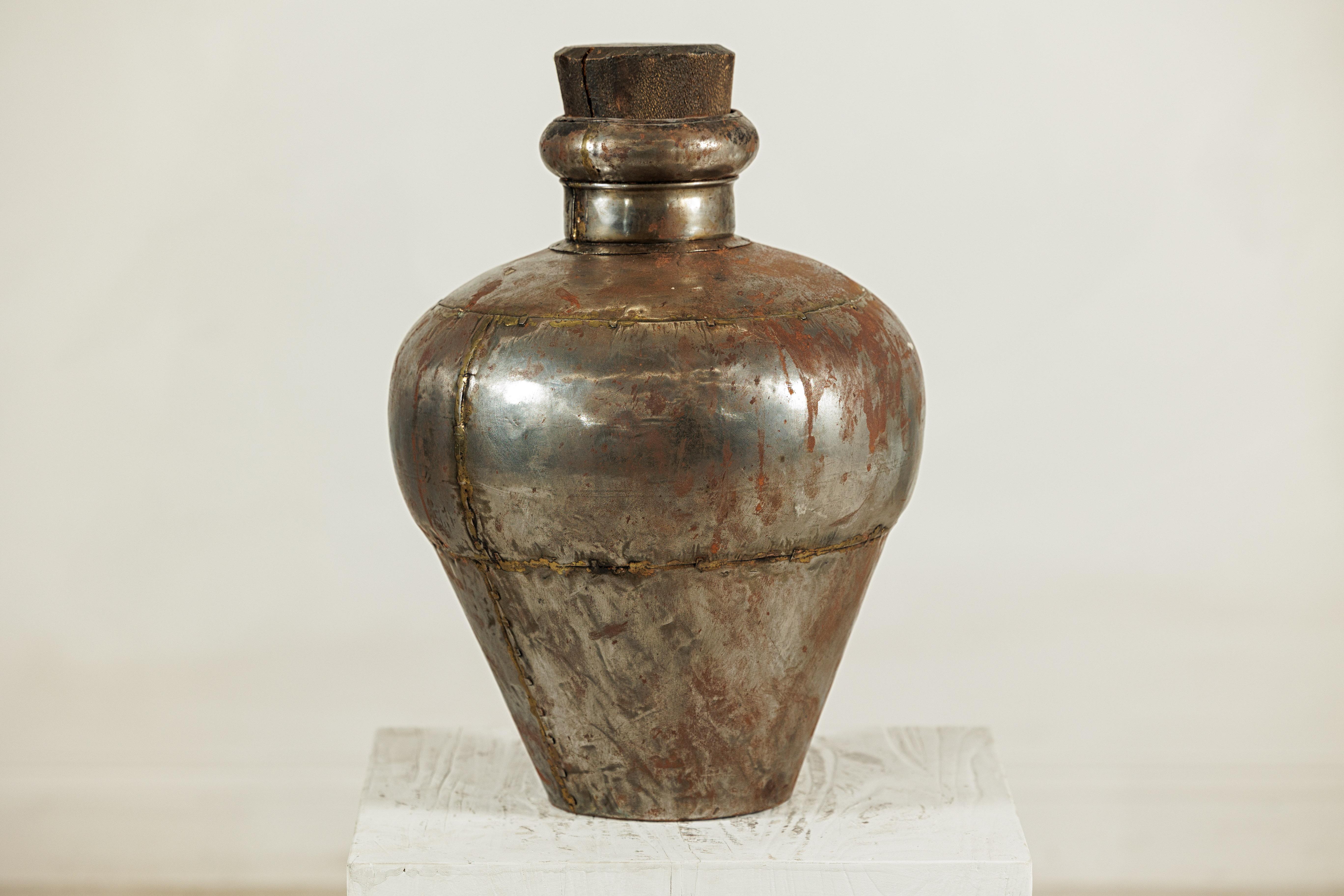 Vasija de agua de metal artesanal de la India con tapón de madera en venta 6