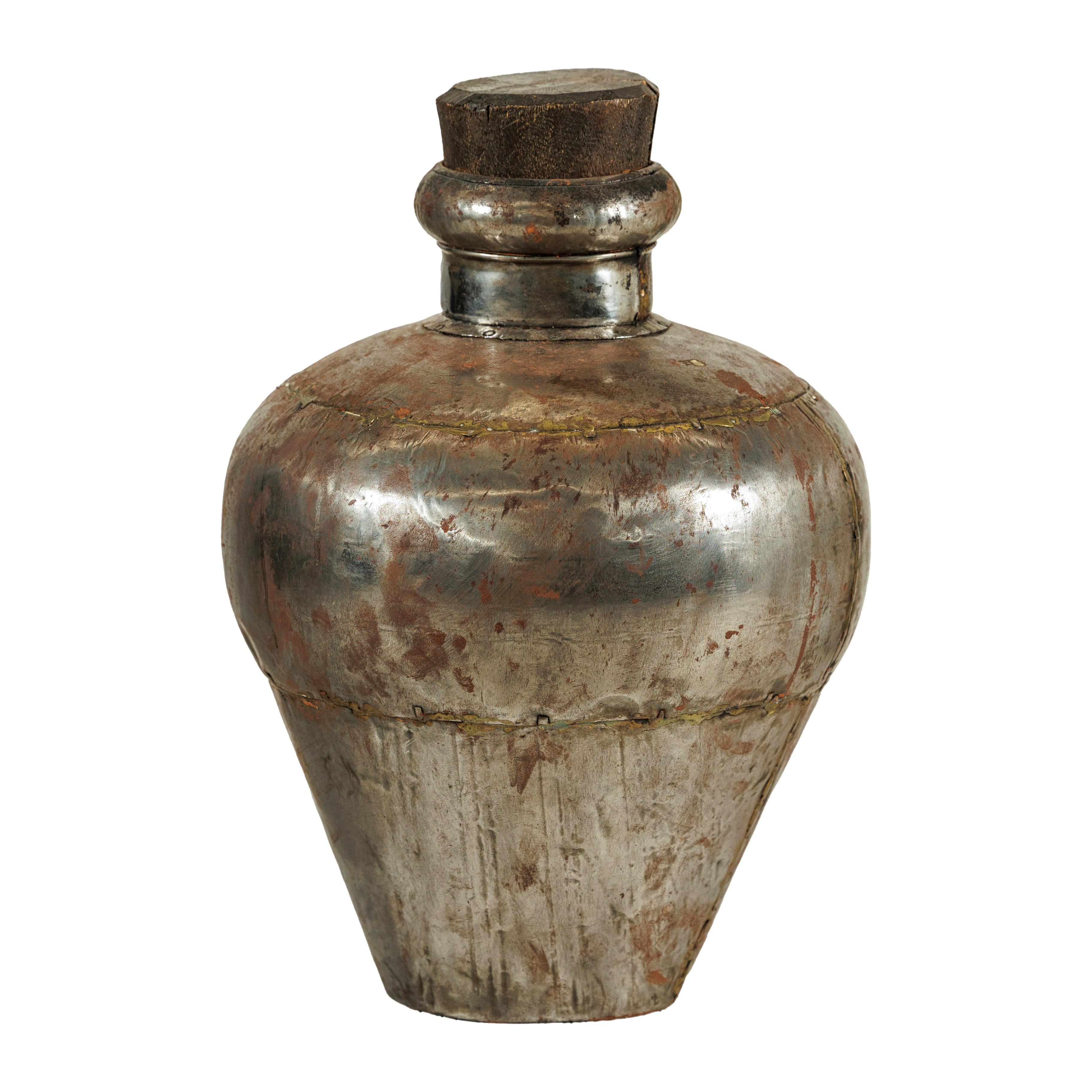 Vasija de agua de metal artesanal de la India con tapón de madera en venta 7