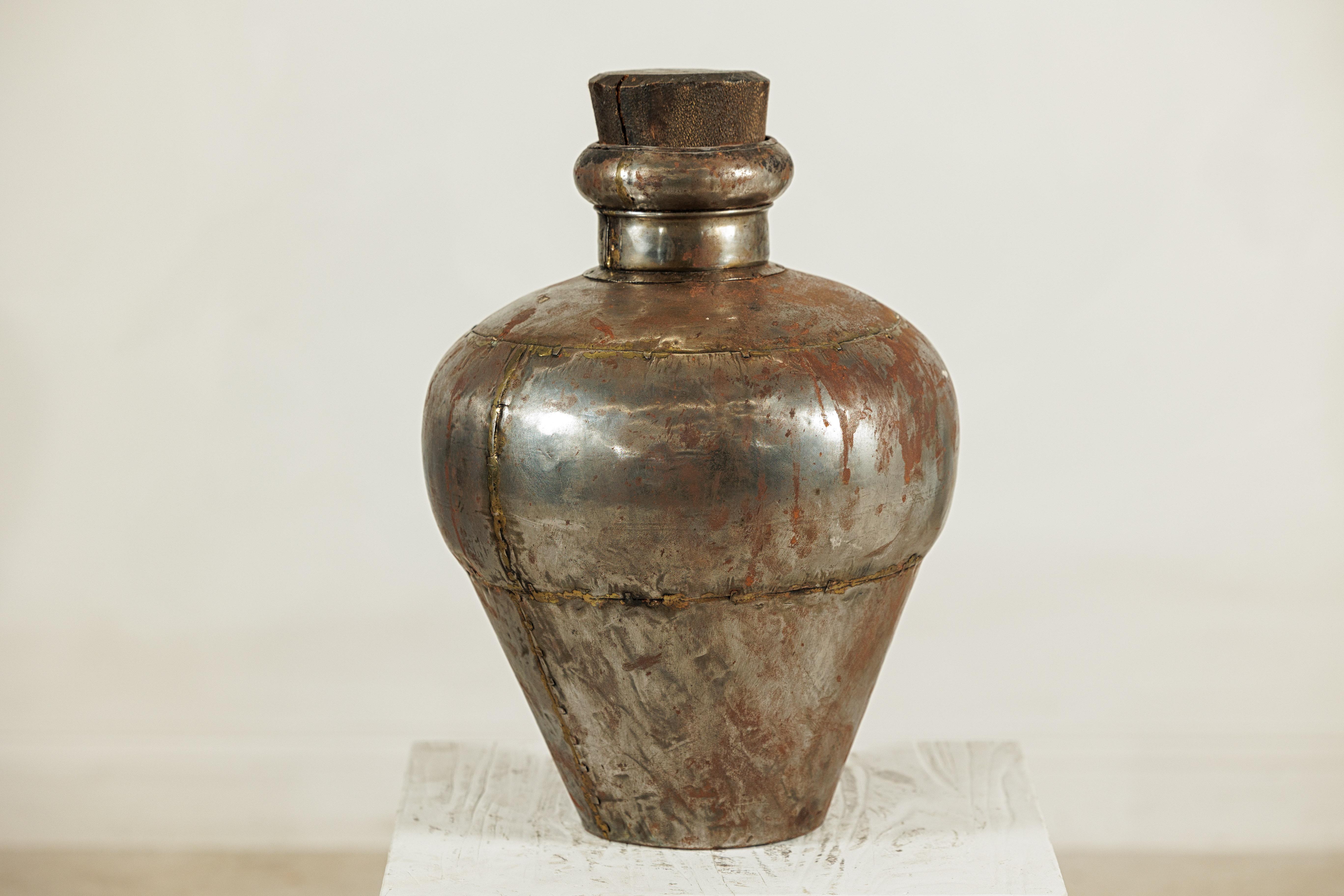 Vasija de agua de metal artesanal de la India con tapón de madera Indio en venta