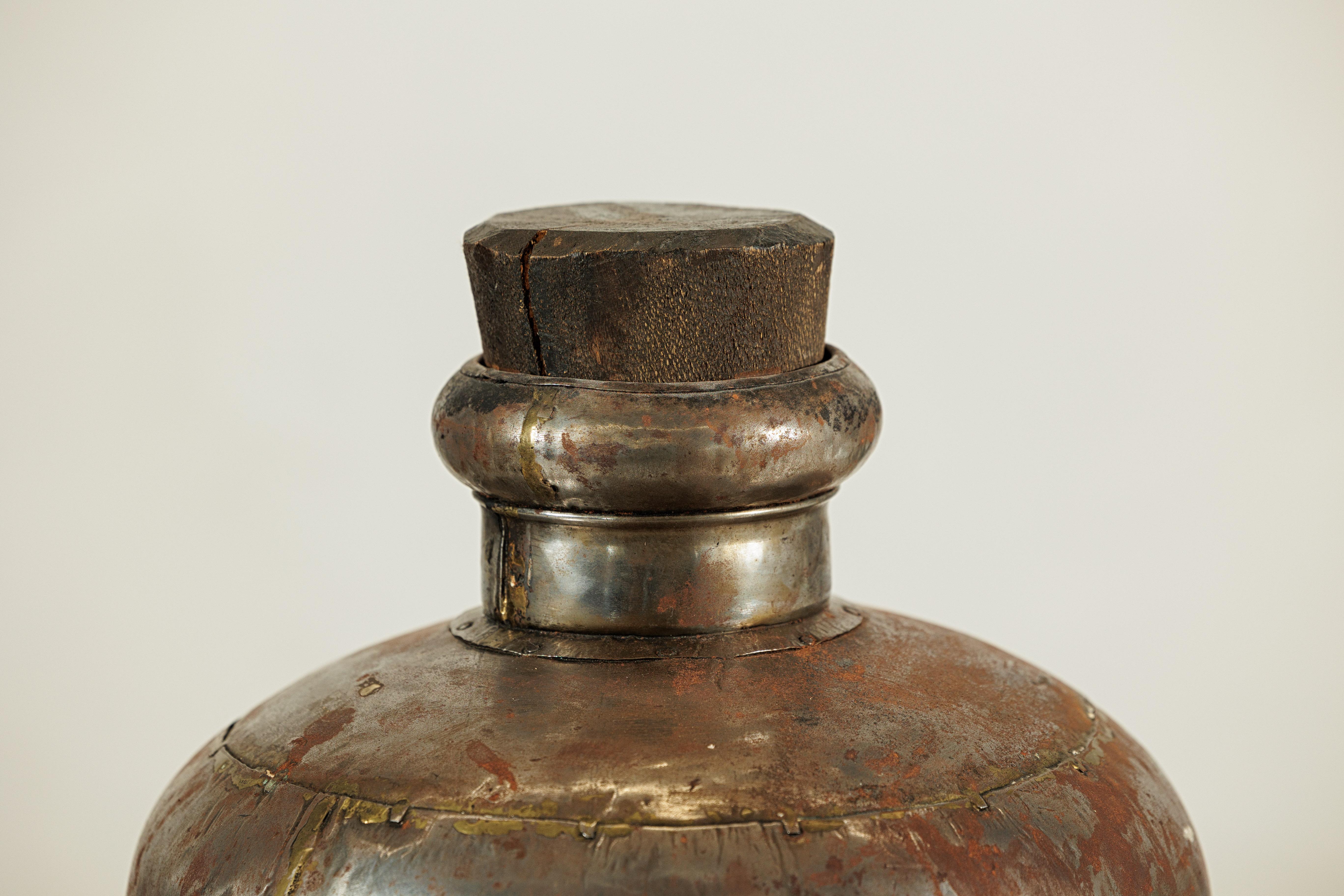 Vasija de agua de metal artesanal de la India con tapón de madera en Bueno estado para la venta en Yonkers, NY