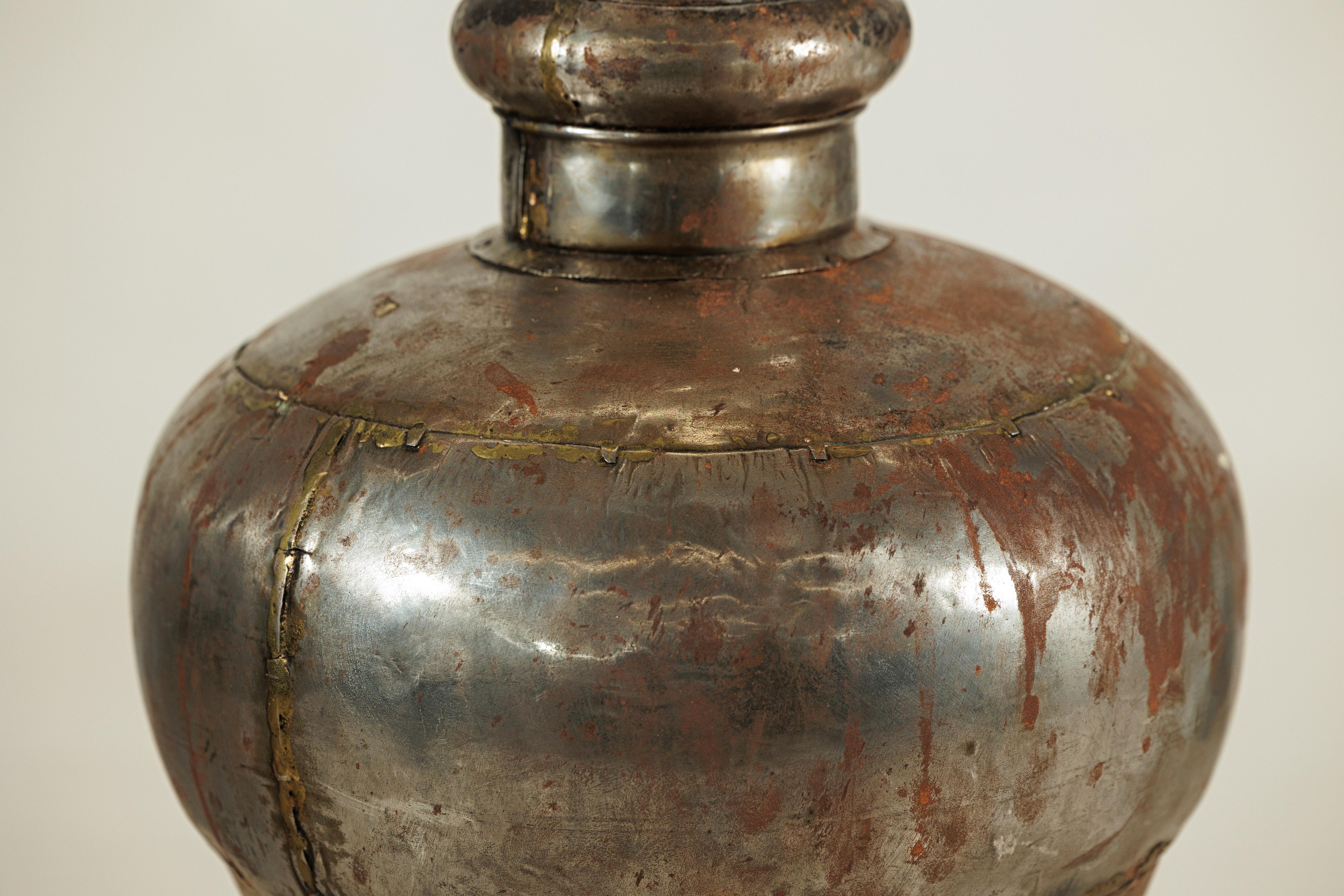 Vasija de agua de metal artesanal de la India con tapón de madera siglo XX en venta