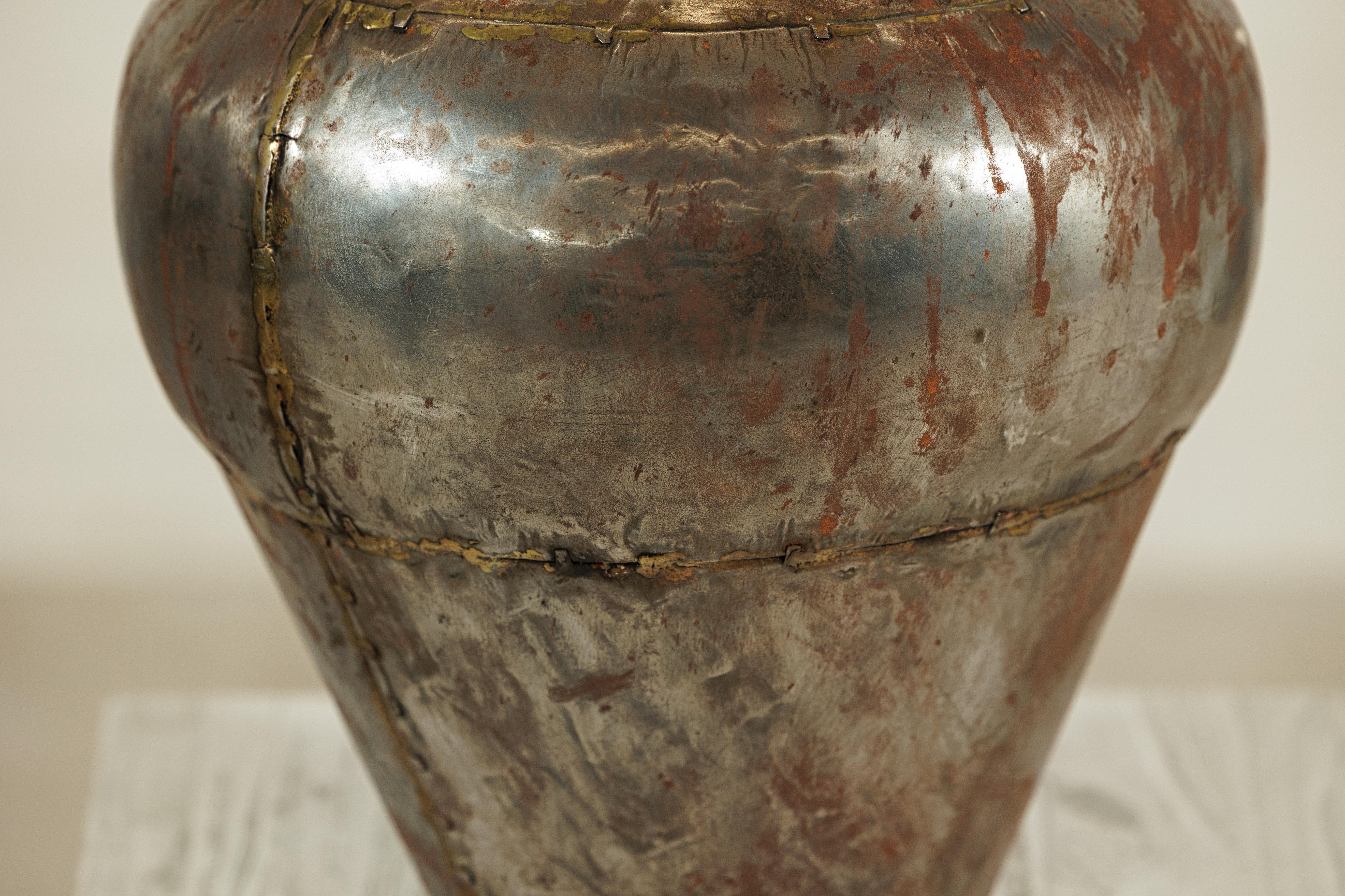 Vasija de agua de metal artesanal de la India con tapón de madera Metal en venta