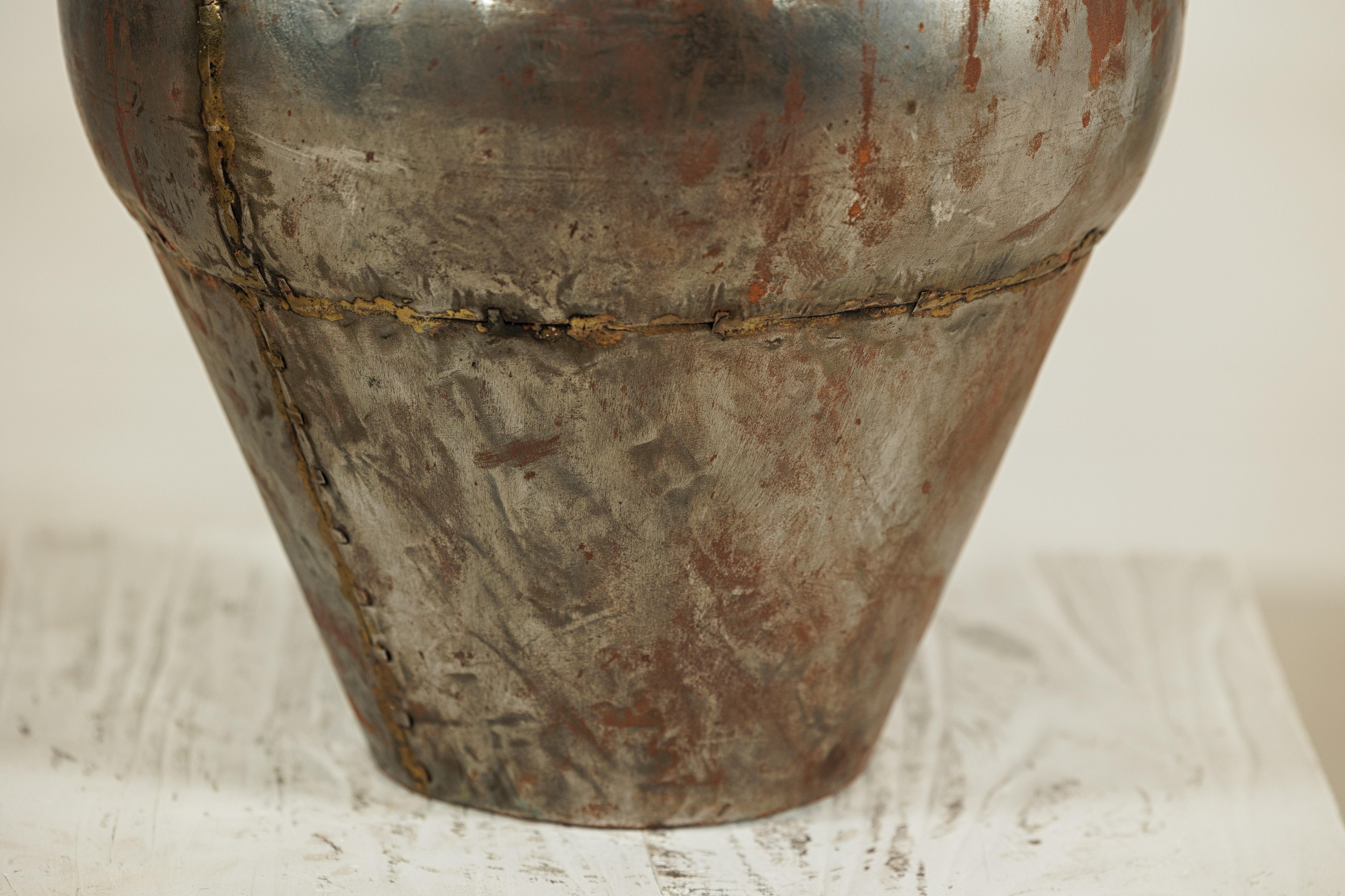 Vasija de agua de metal artesanal de la India con tapón de madera en venta 1