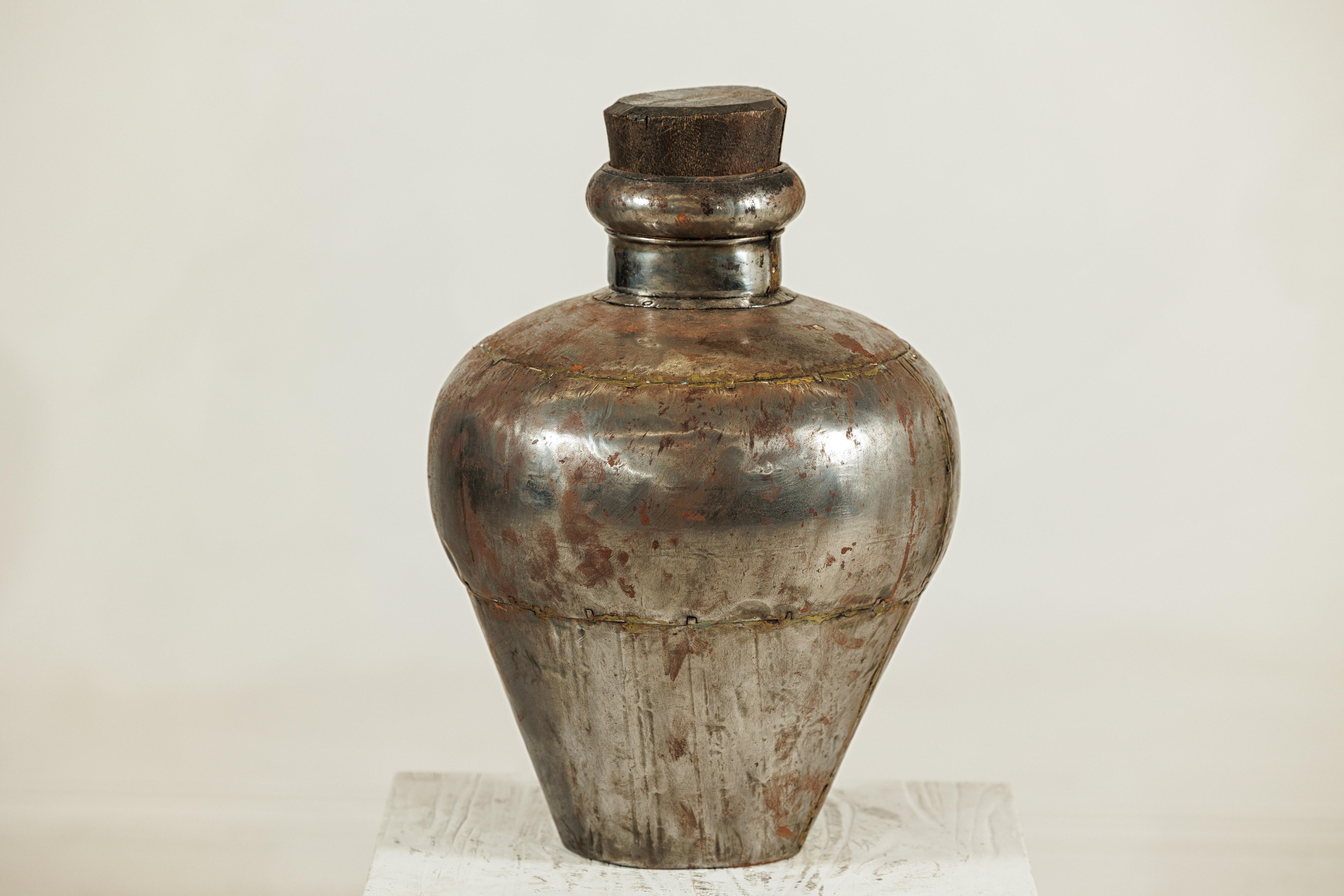 Vasija de agua de metal artesanal de la India con tapón de madera en venta 2