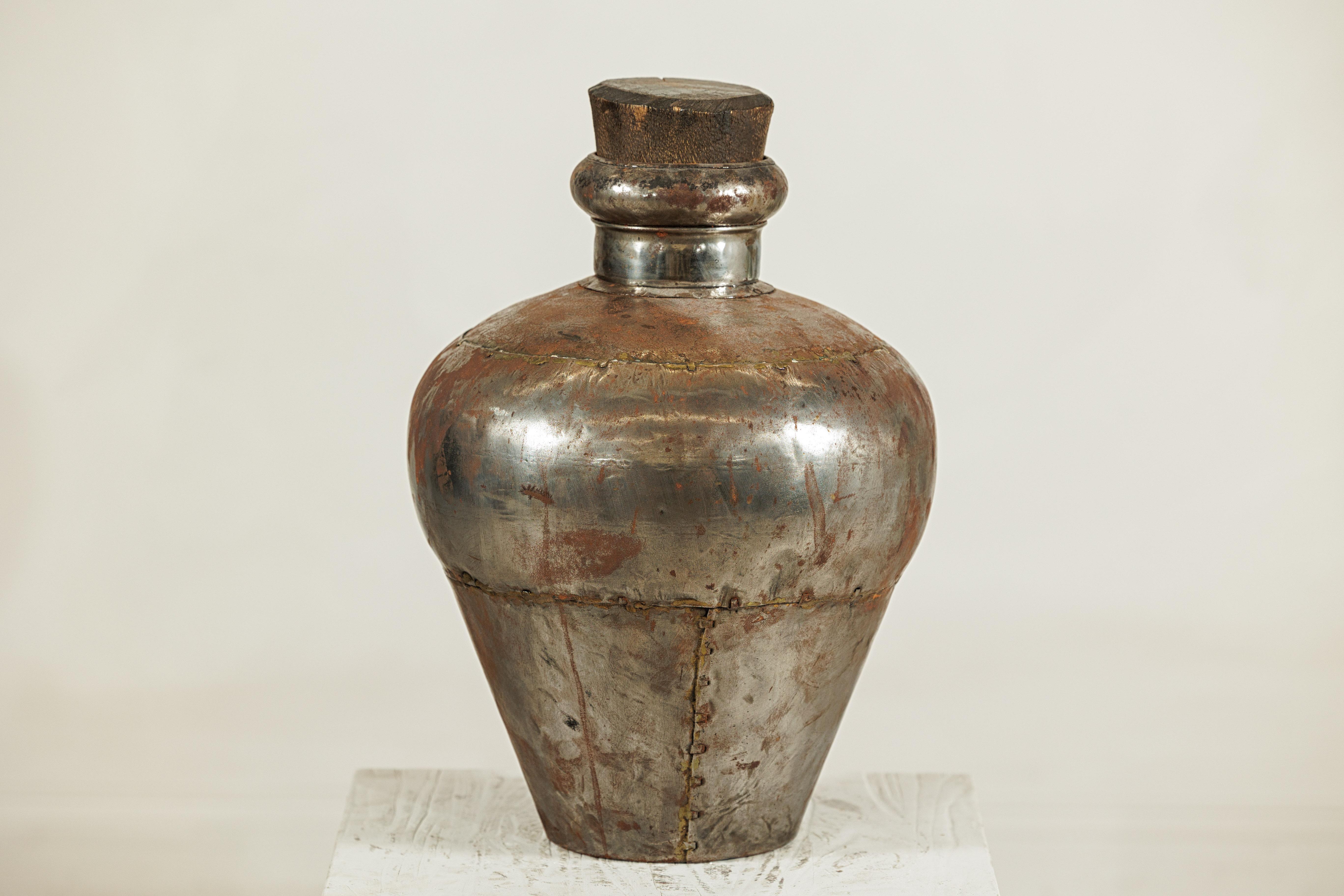 Vasija de agua de metal artesanal de la India con tapón de madera en venta 3