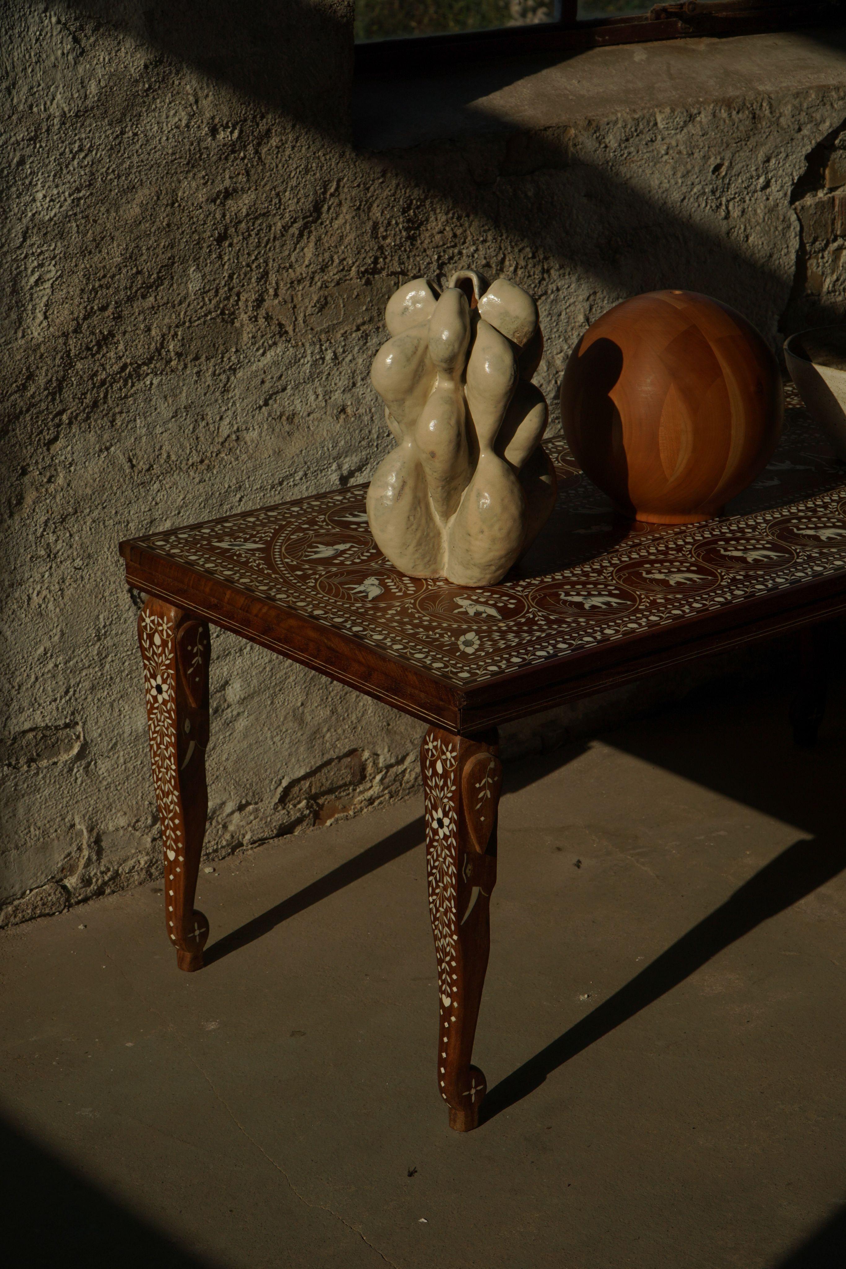 Vintage Indian Intarsien Teak Couchtisch mit Elefantenmotiven, Mitte 20. im Angebot 3