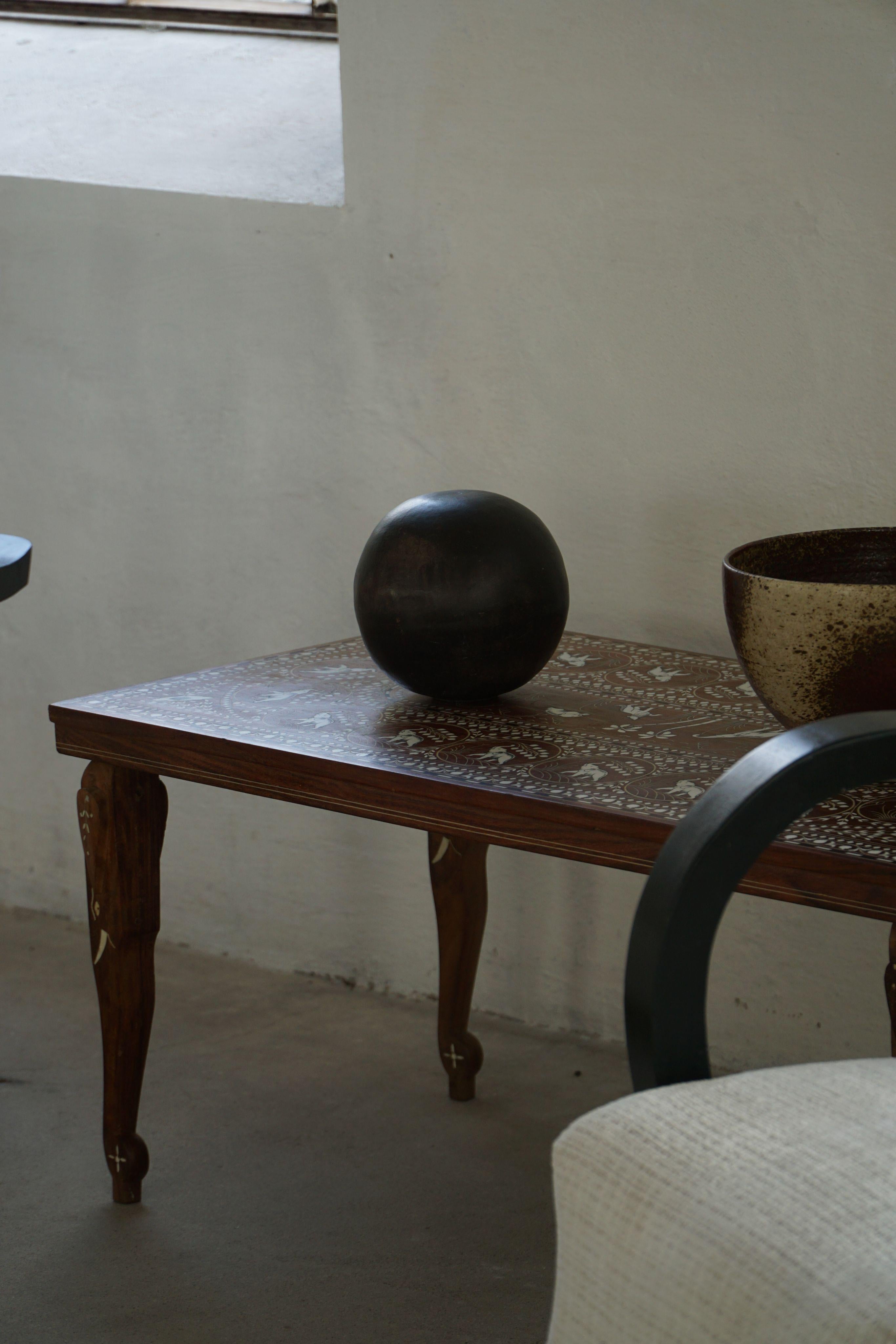 Vintage Indian Intarsien Teak Couchtisch mit Elefantenmotiven, Mitte 20. (Moderne der Mitte des Jahrhunderts) im Angebot