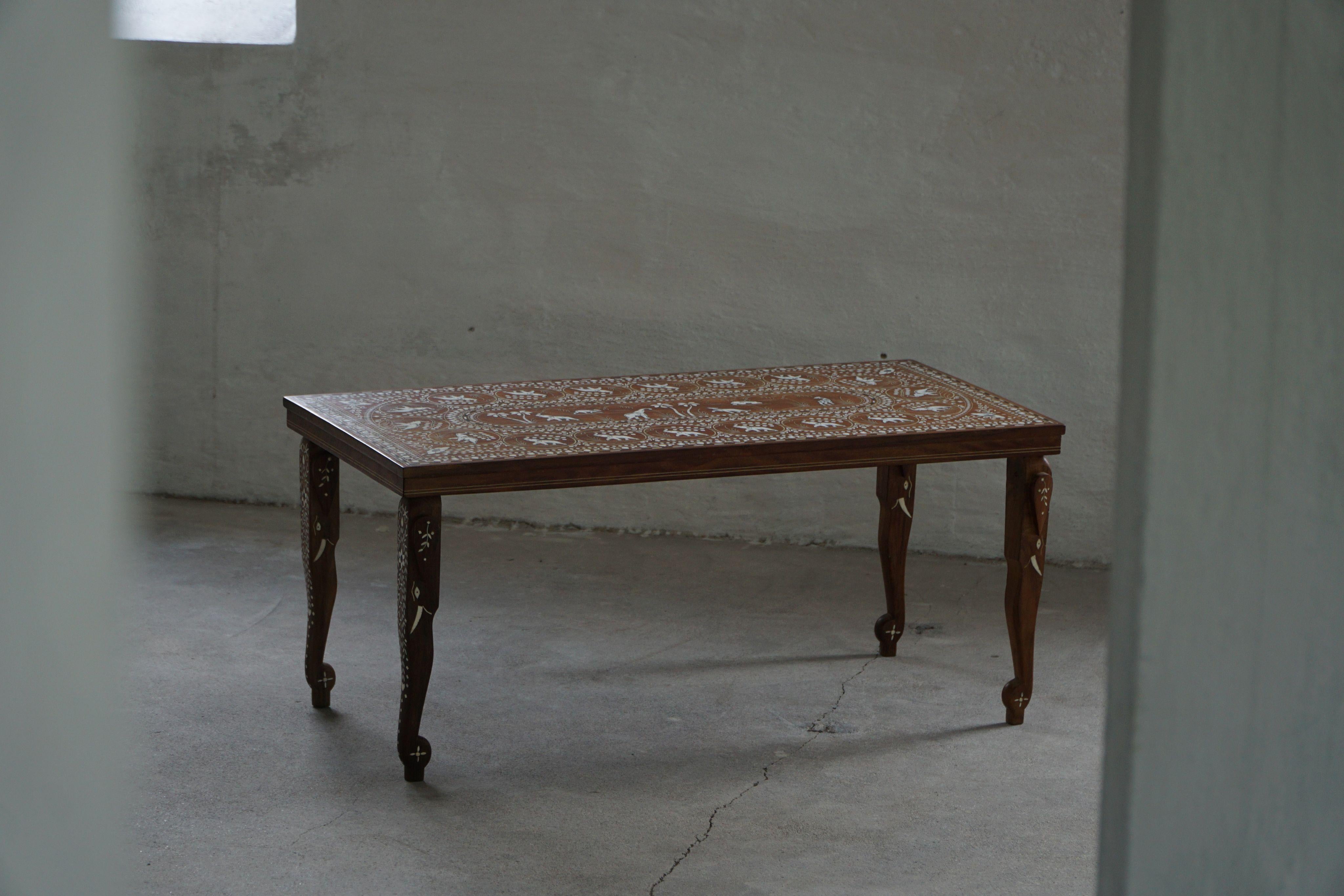 Vintage Indian Intarsien Teak Couchtisch mit Elefantenmotiven, Mitte 20. (Indisch) im Angebot