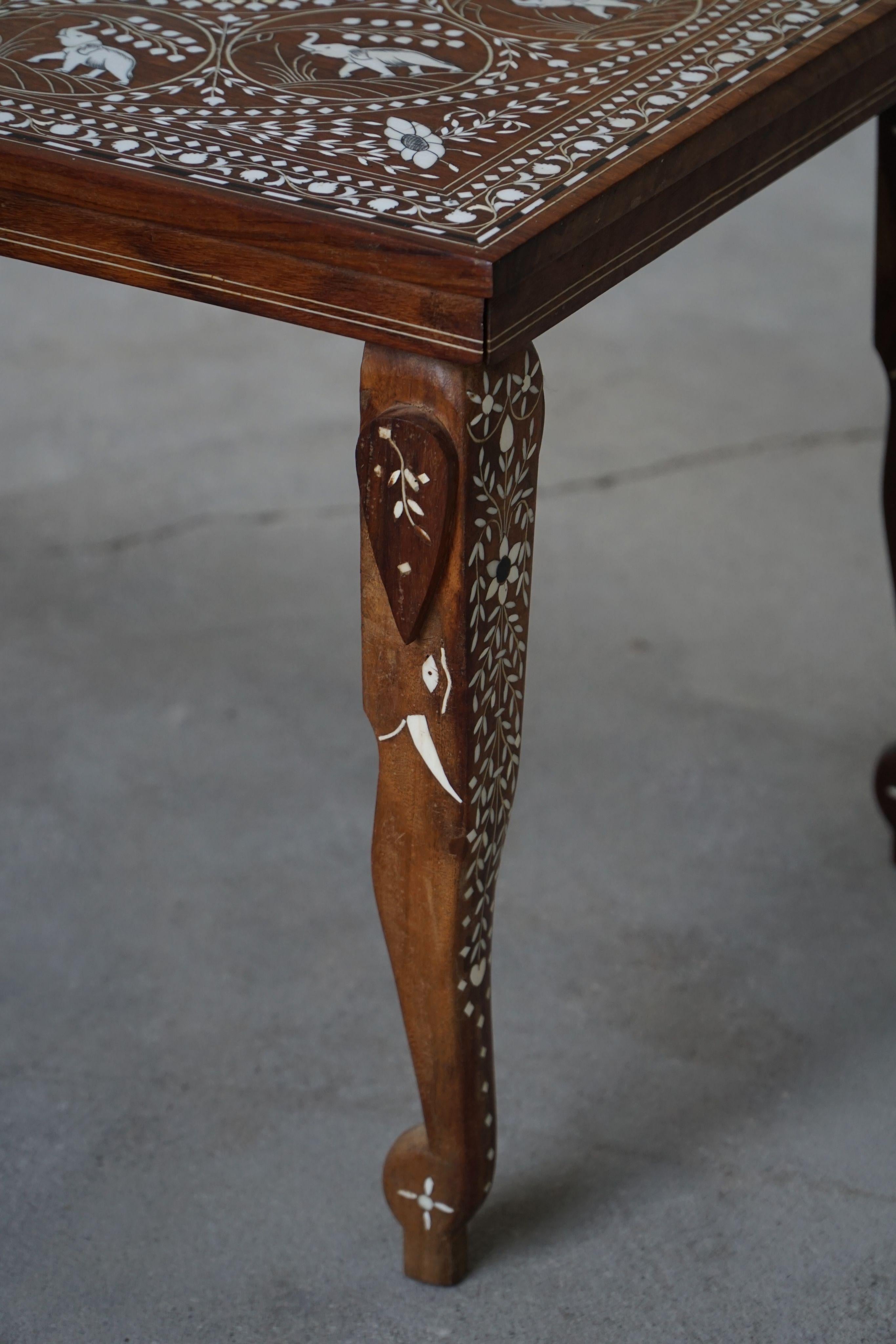 Vintage Indian Intarsien Teak Couchtisch mit Elefantenmotiven, Mitte 20. (Handgeschnitzt) im Angebot