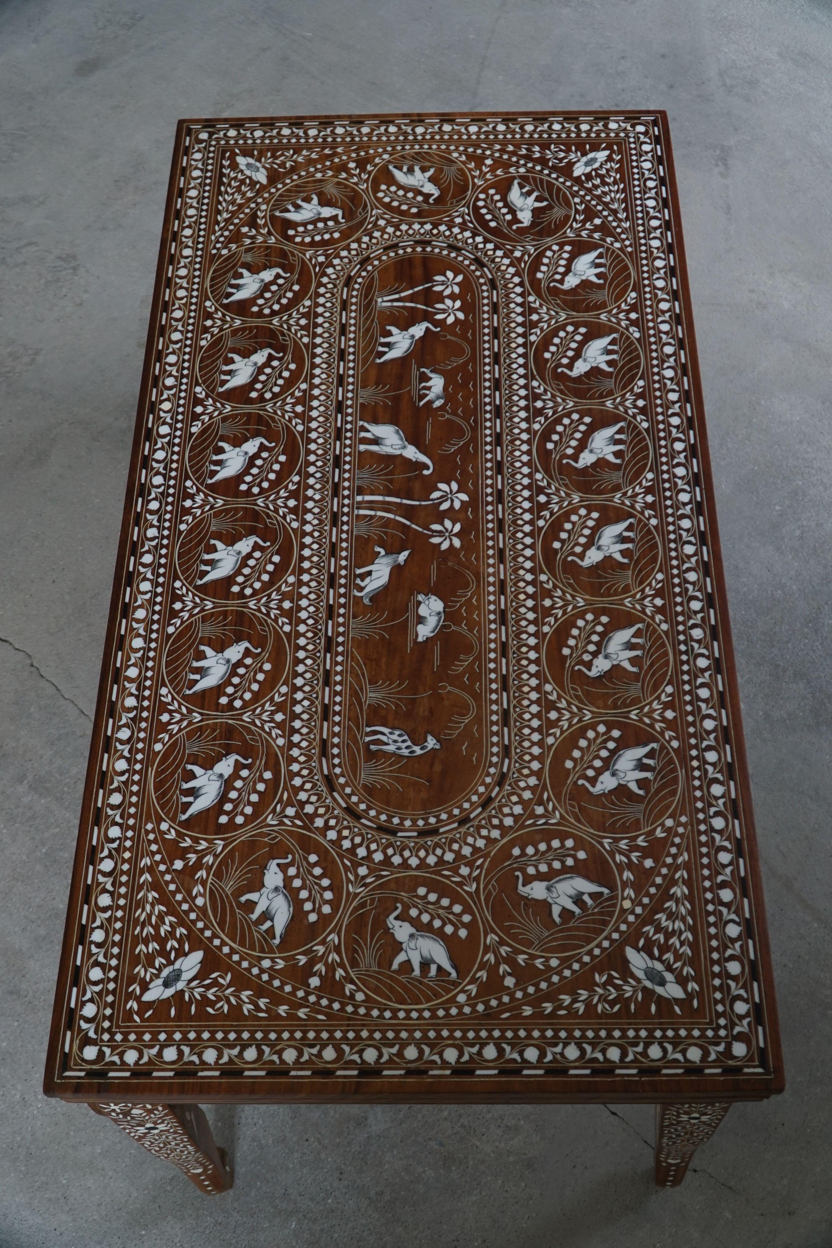 Vintage Indian Intarsien Teak Couchtisch mit Elefantenmotiven, Mitte 20. im Zustand „Gut“ im Angebot in Odense, DK