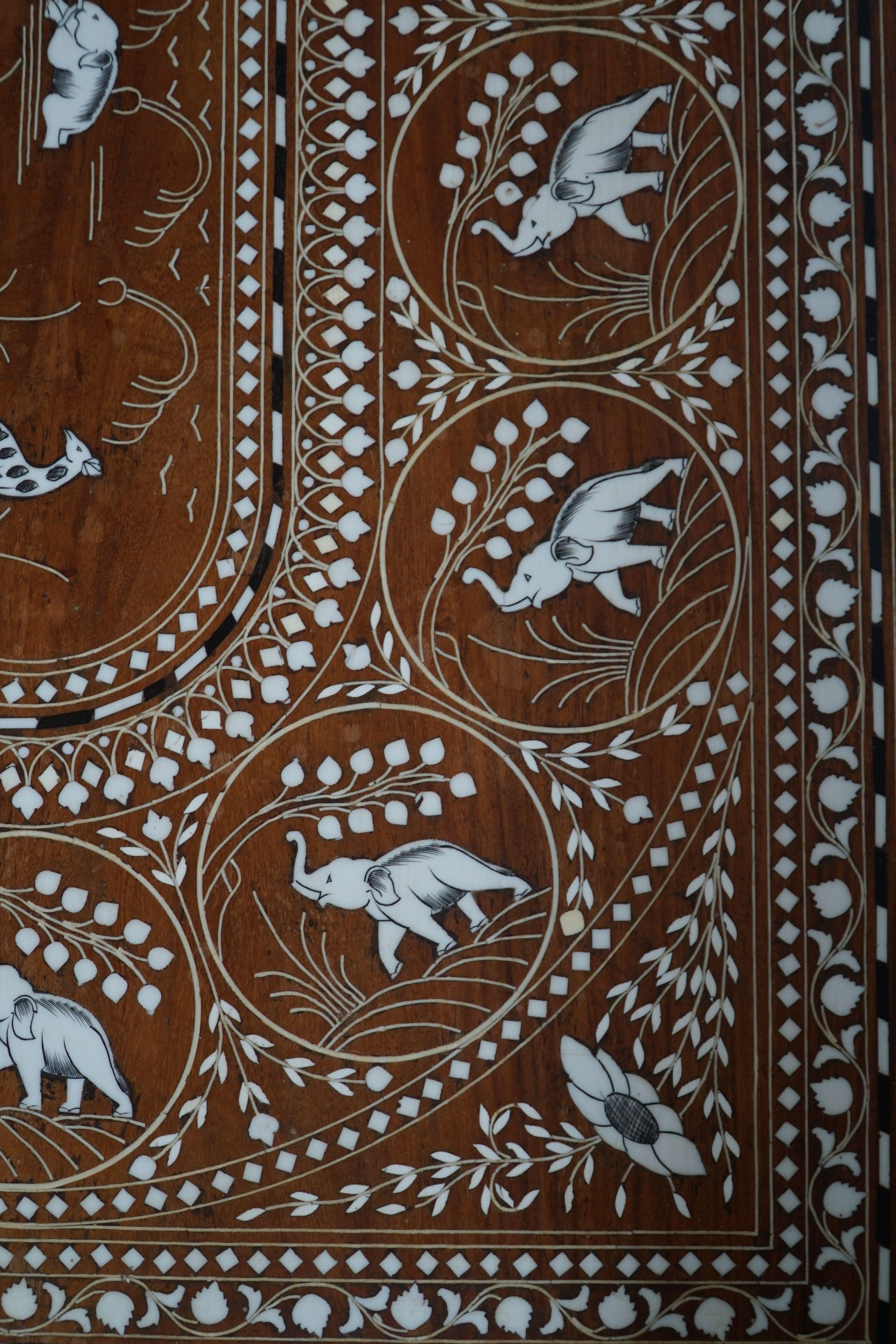 Vintage Indian Intarsien Teak Couchtisch mit Elefantenmotiven, Mitte 20. (20. Jahrhundert) im Angebot