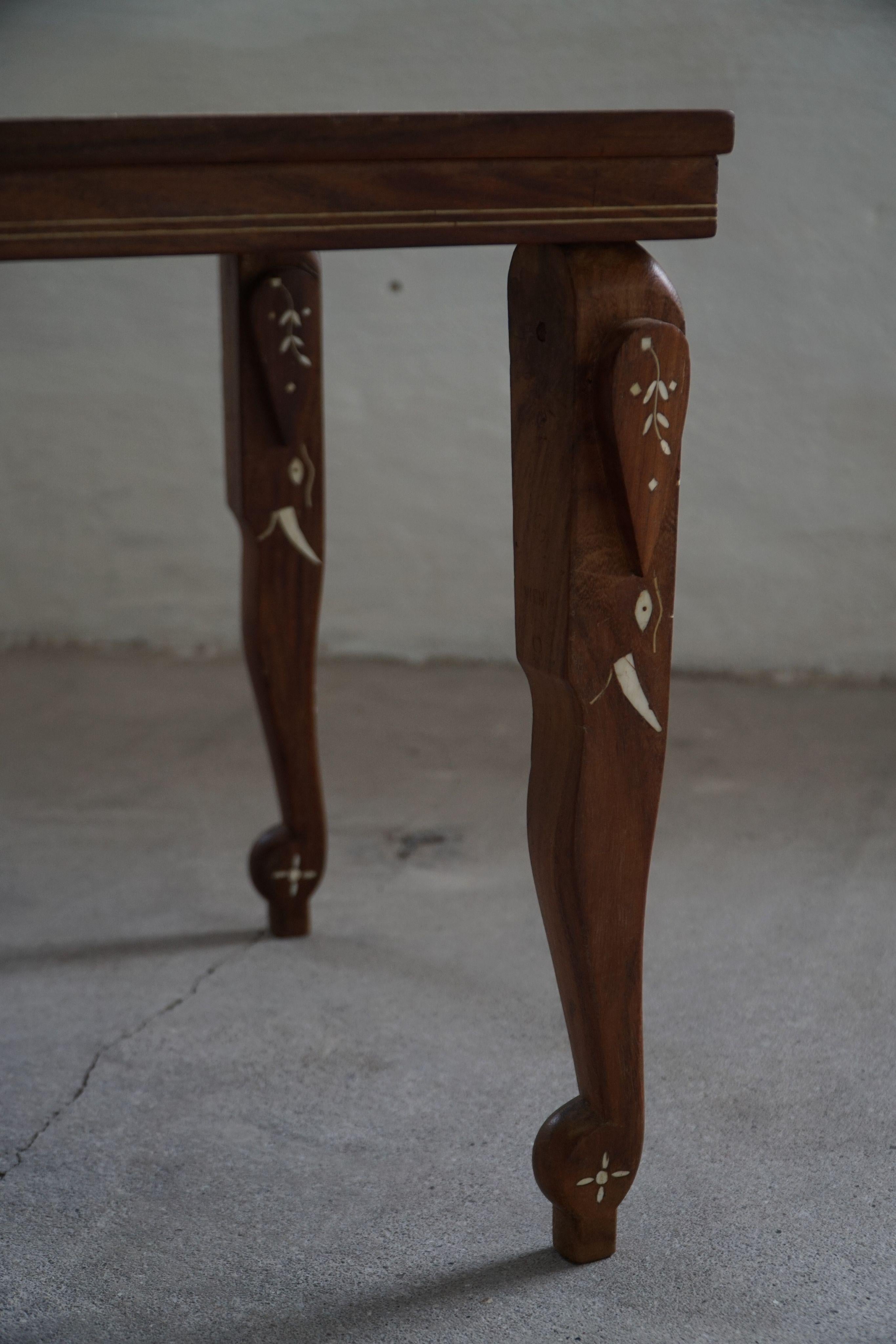 Vintage Indian Intarsien Teak Couchtisch mit Elefantenmotiven, Mitte 20. im Angebot 1