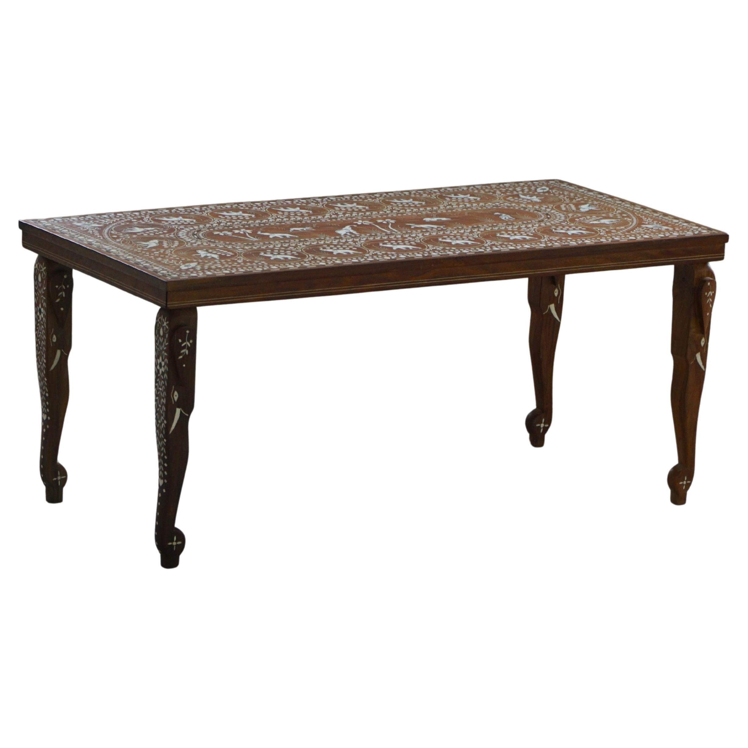 Vintage Indian Intarsien Teak Couchtisch mit Elefantenmotiven, Mitte 20. im Angebot