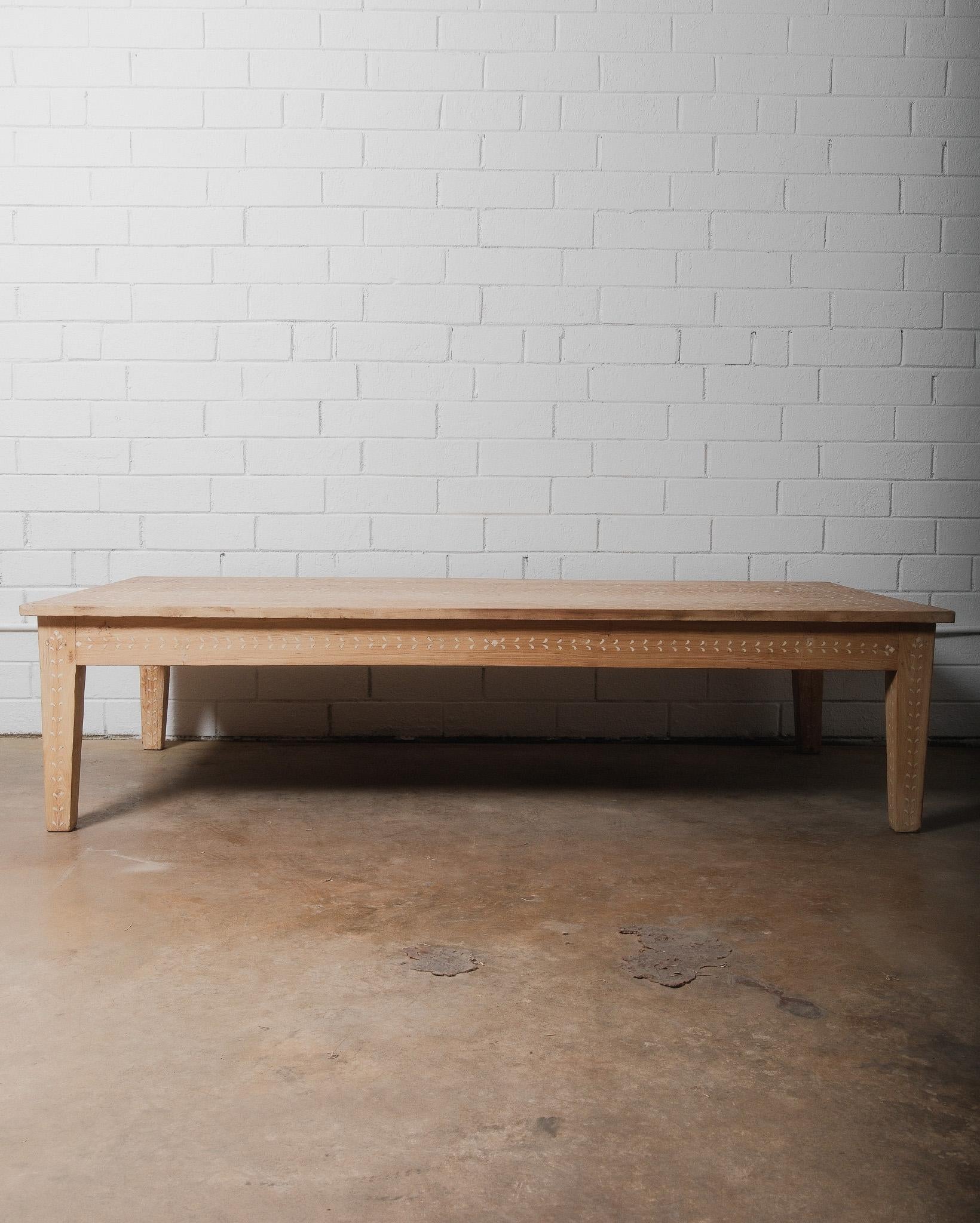 Esta mesa baja de madera con incrustaciones indias vintage y detalles florales de marfil muestra el arte de la artesanía tradicional india, con un intrincado trabajo de incrustaciones florales. Las vetas naturales de la madera, combinadas con las