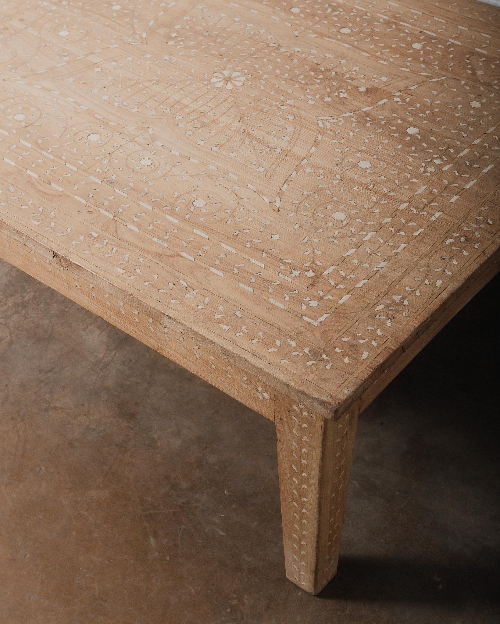 Mesa baja india vintage con incrustaciones de madera y detalles florales de marfil Angloindio en venta