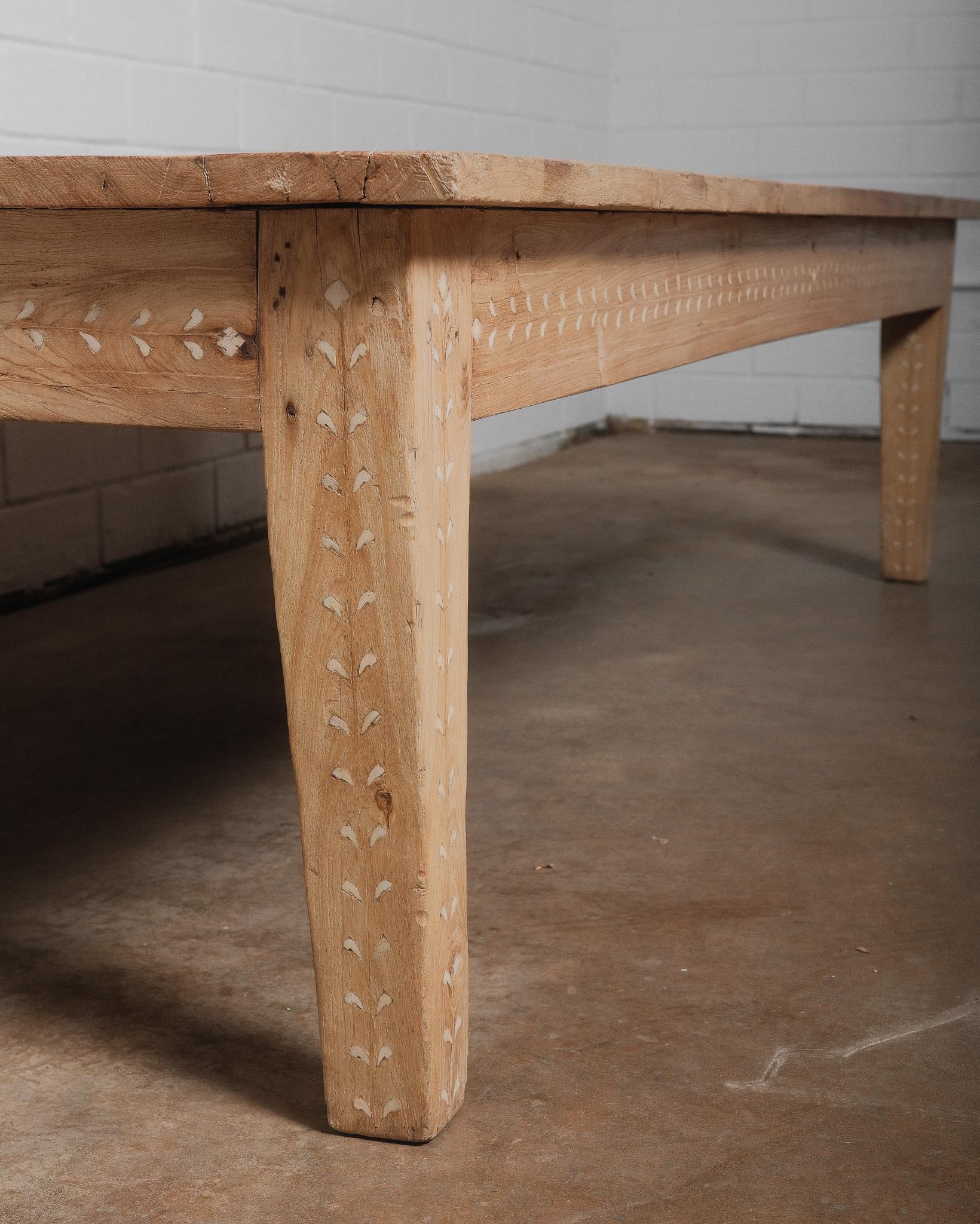Mesa baja india vintage con incrustaciones de madera y detalles florales de marfil Incrustación en venta
