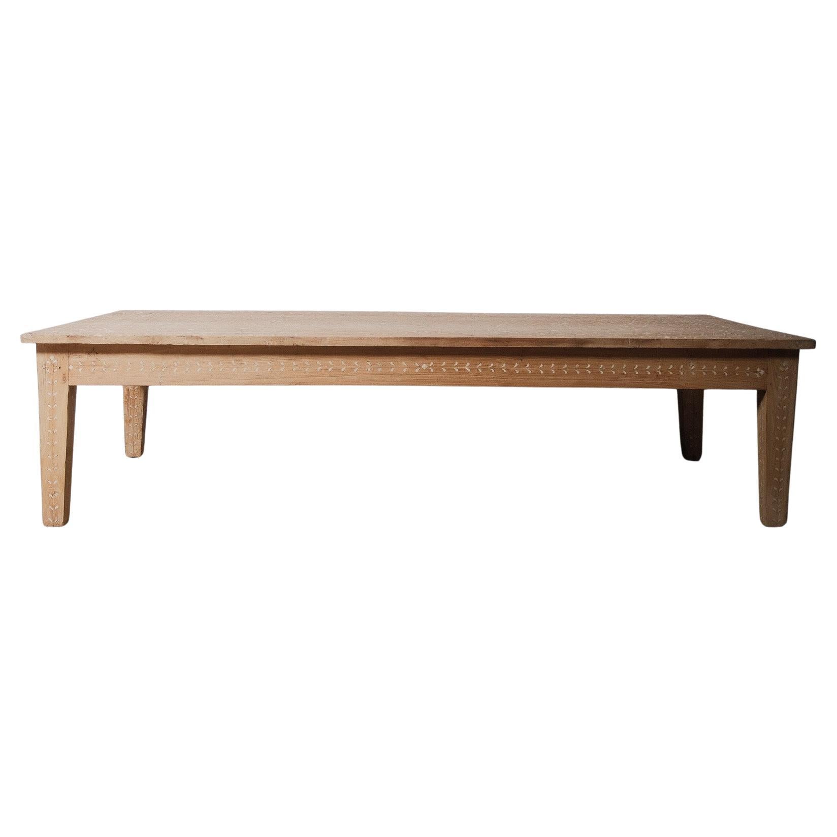 Mesa baja india vintage con incrustaciones de madera y detalles florales de marfil en venta