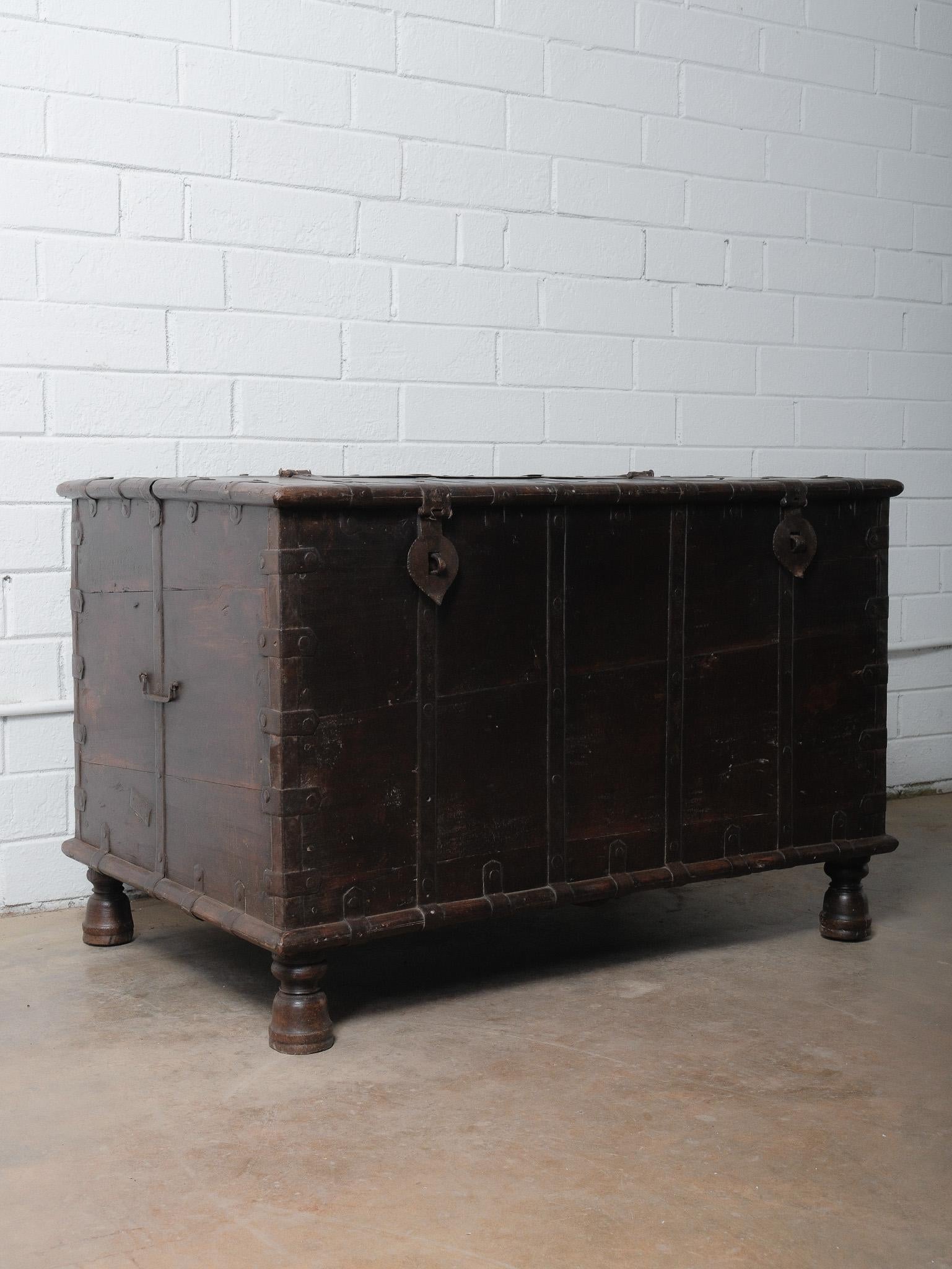 Rustico Cassapanca indiana d'epoca in legno legato al ferro con piedi torniti in vendita