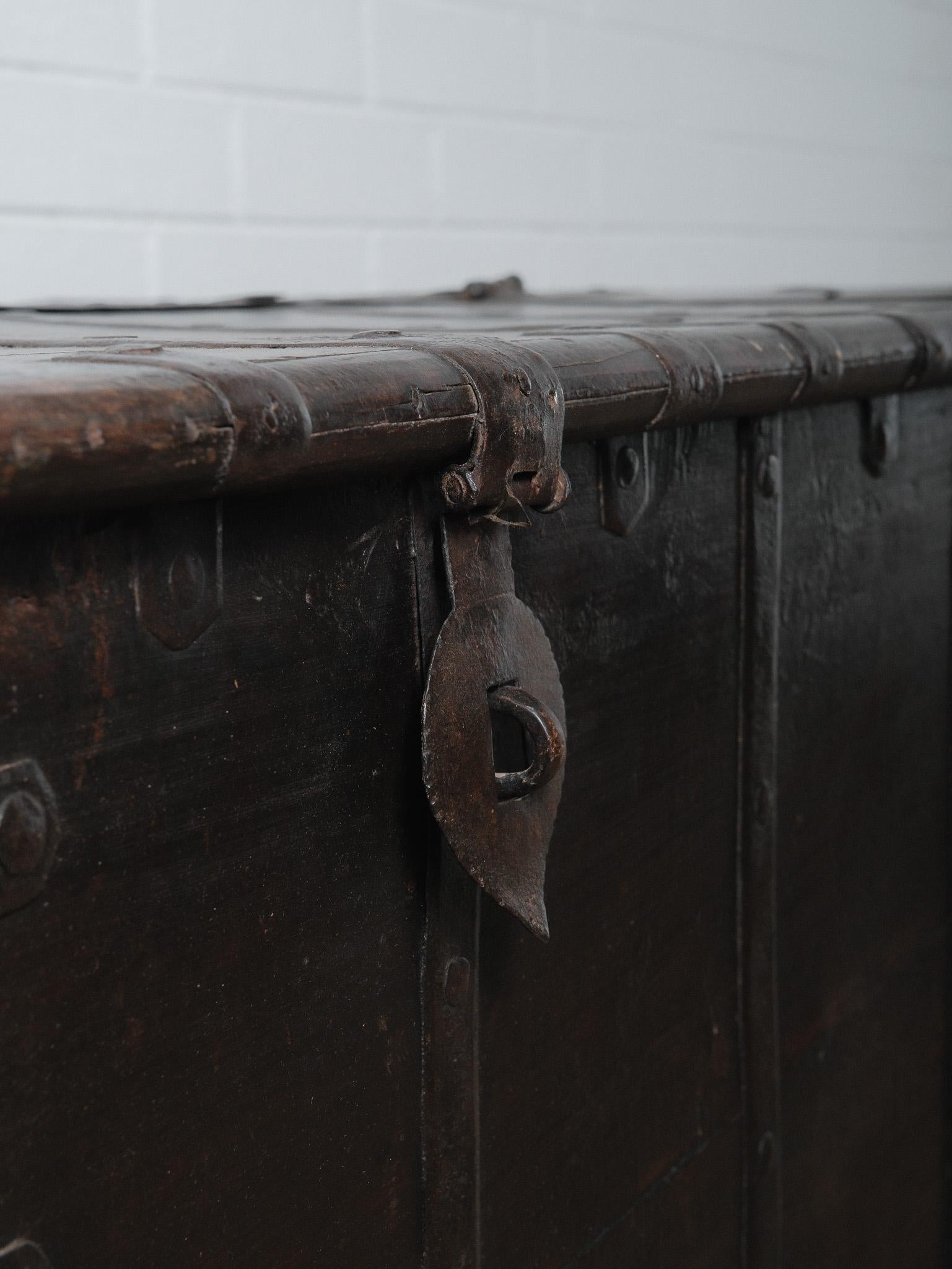 Indiano Cassapanca indiana d'epoca in legno legato al ferro con piedi torniti in vendita