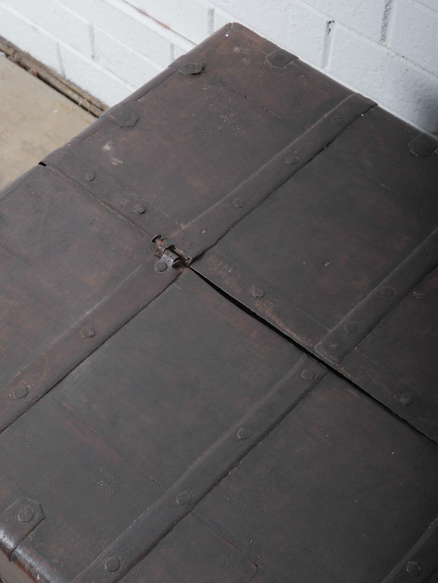 XX secolo Cassapanca indiana d'epoca in legno legato al ferro con piedi torniti in vendita