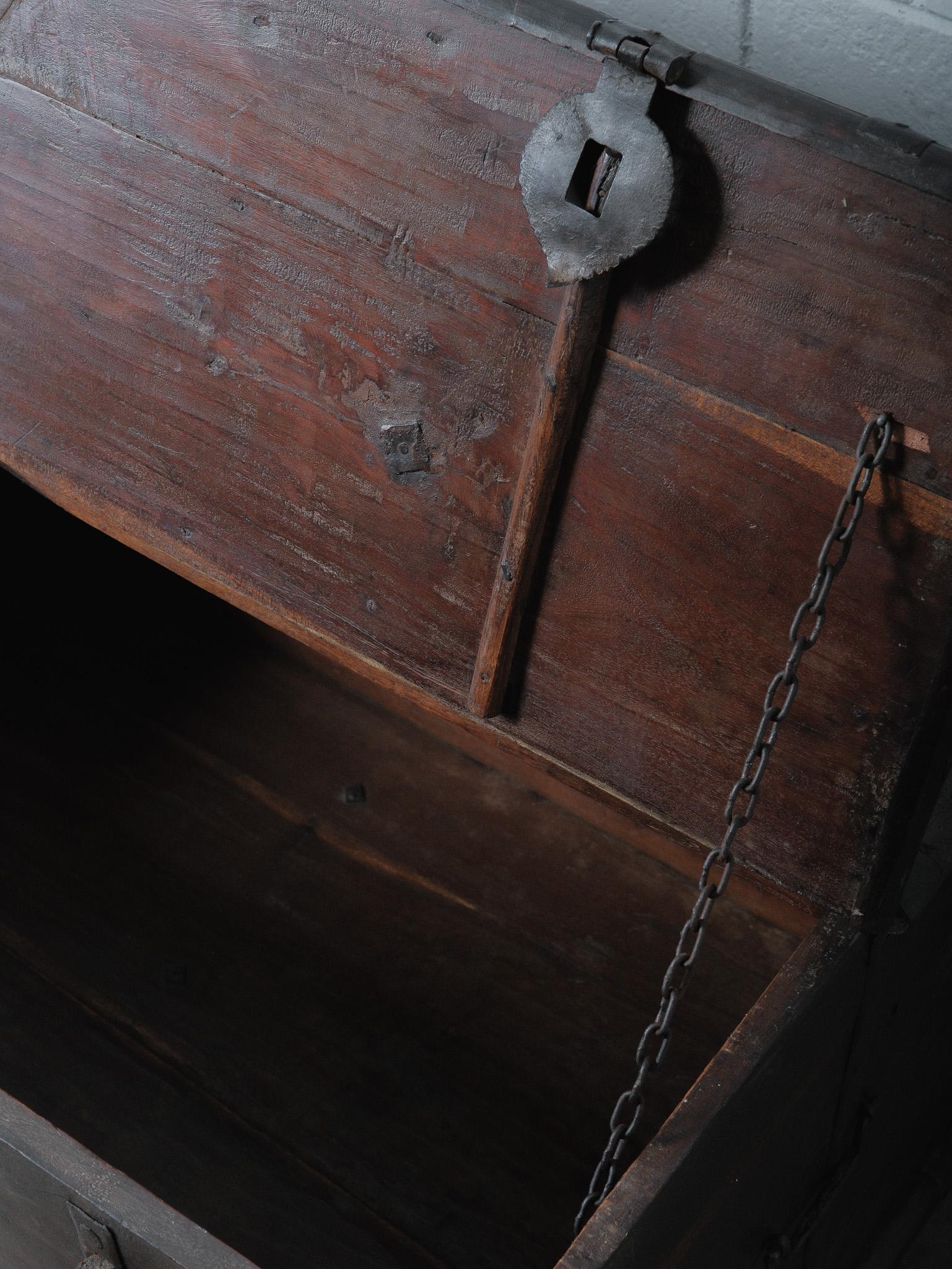 Ferro Cassapanca indiana d'epoca in legno legato al ferro con piedi torniti in vendita