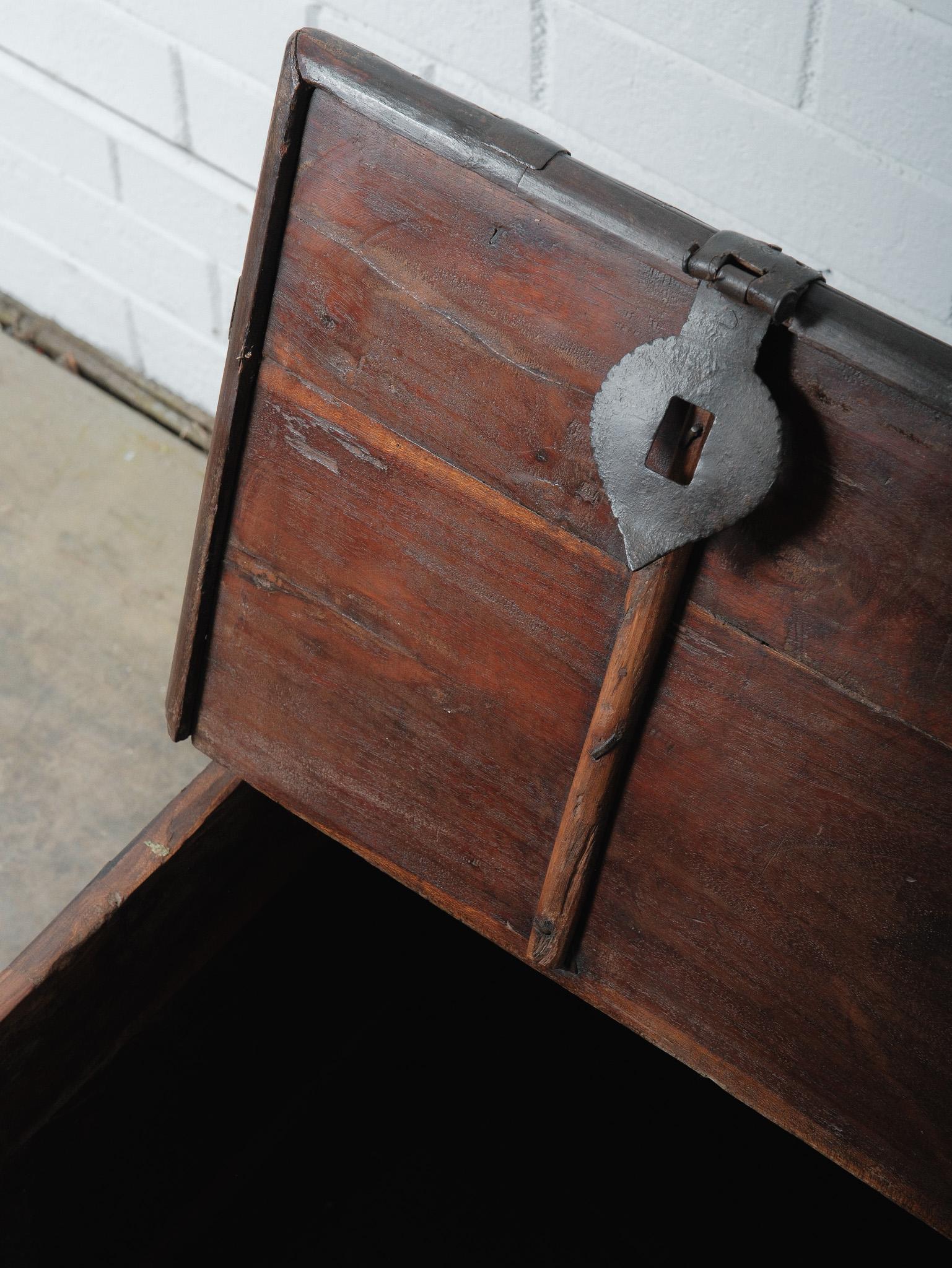 Cassapanca indiana d'epoca in legno legato al ferro con piedi torniti in vendita 1