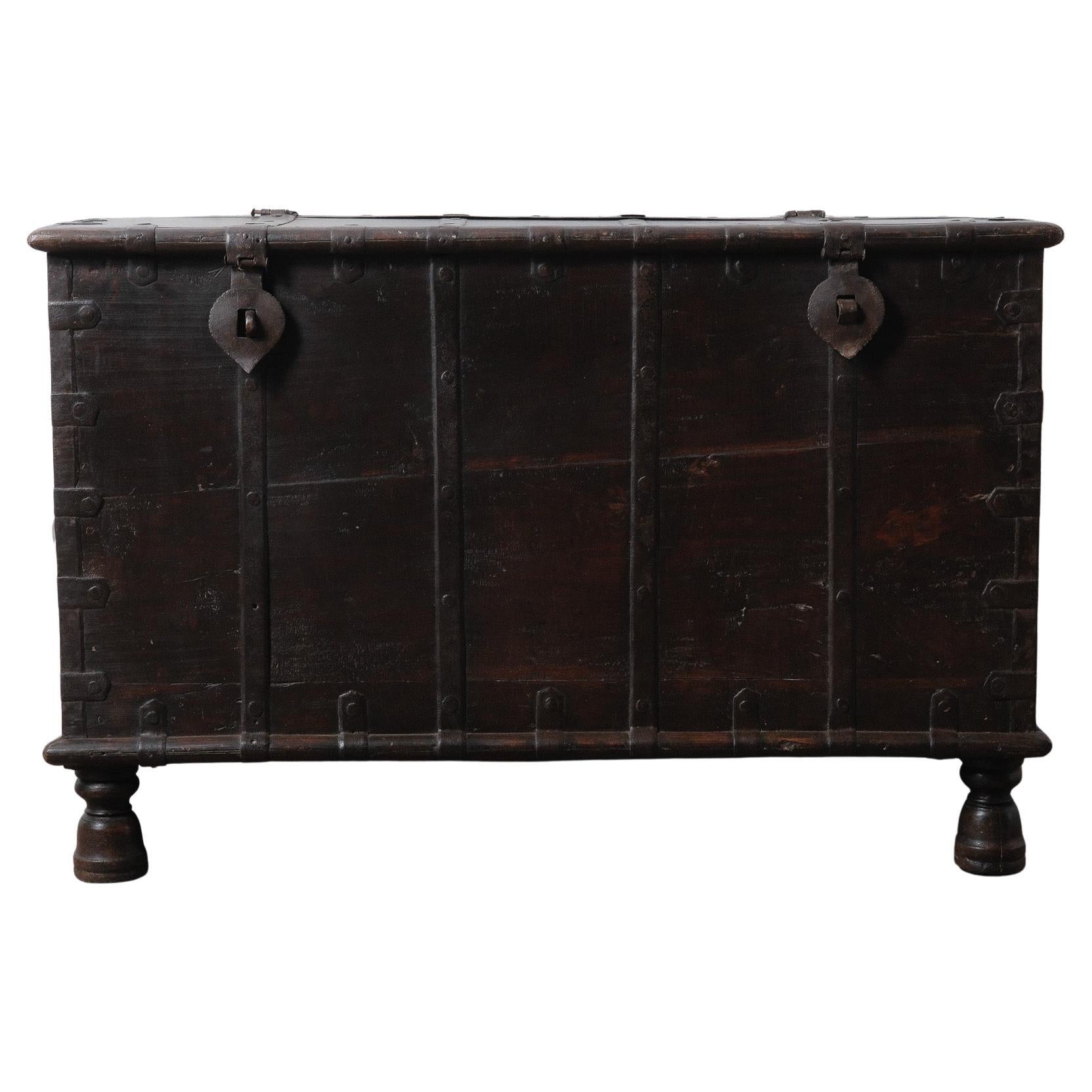Vintage Indian Iron-Bound Wooden Storage Chest on Turned Feet (Coffre de rangement en bois cerclé de fer sur pieds tournés)
