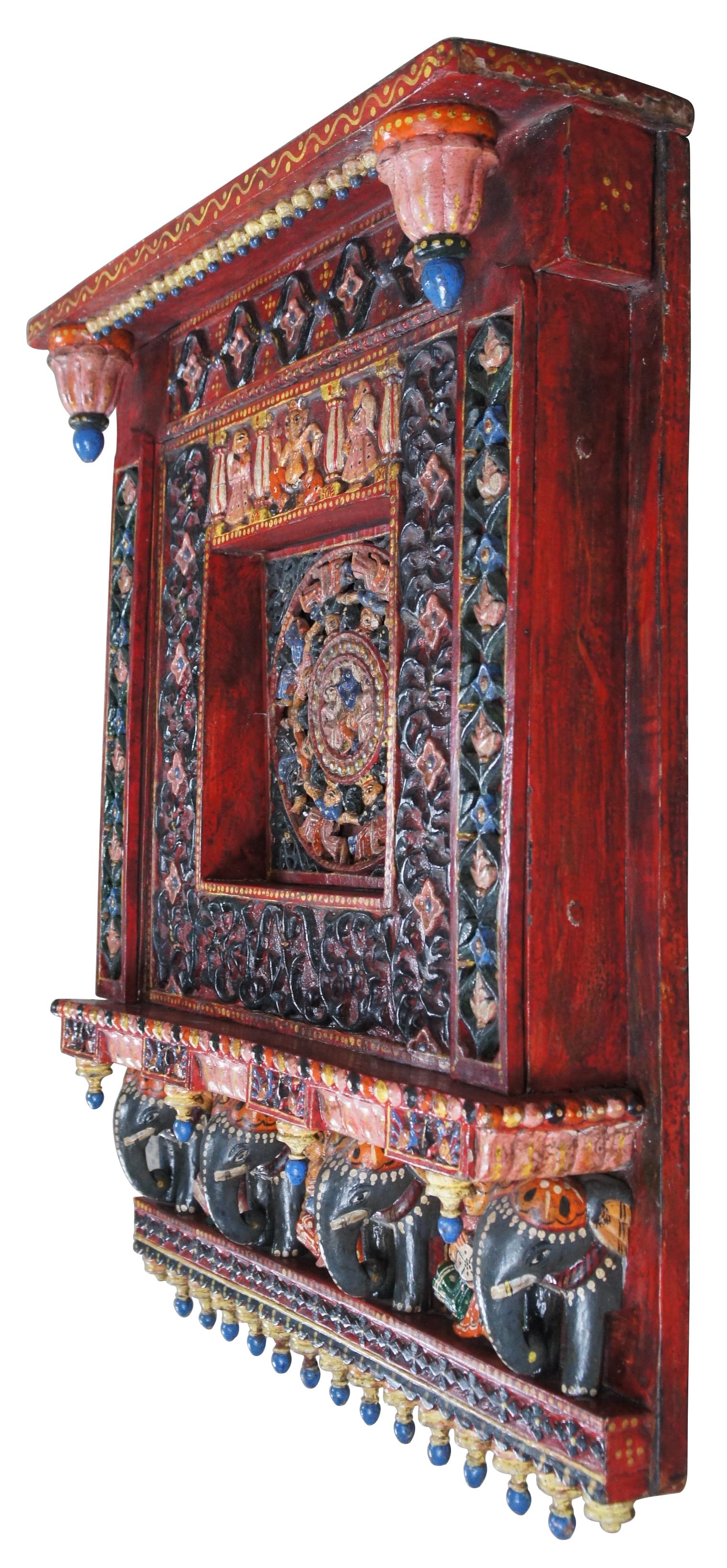 Ein beeindruckendes Wandregal oder Altarfenster aus rotem Lack aus Rajasthani Jharokha (Indien). Handgeschnitzt aus einem sehr dichten Holz mit Hoch- und Tiefrelief-Details. Mit Figuren, Elefanten, Musikern, Ganesh-Figuren und blattförmigen Details.