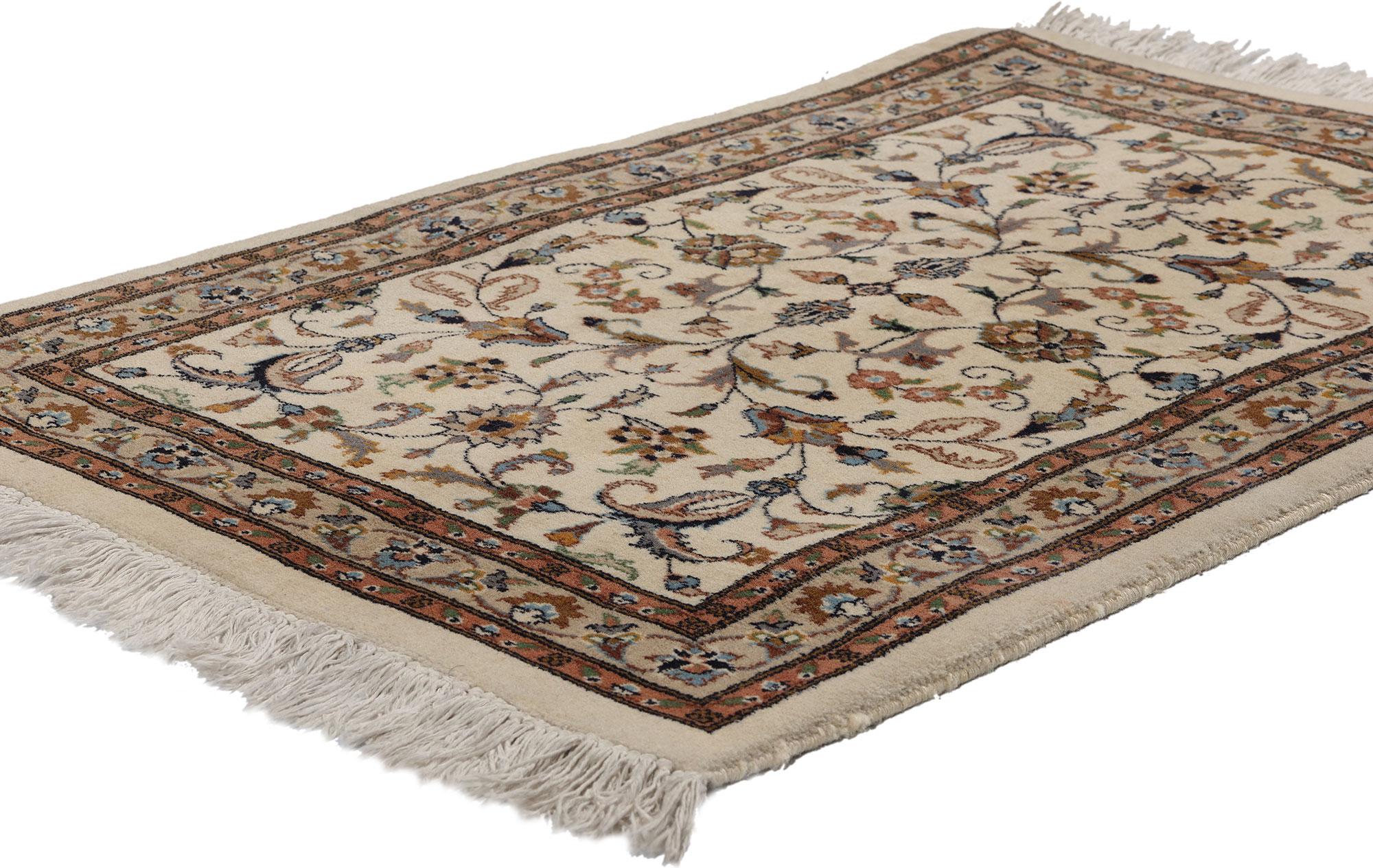 78696 Indischer Kashan-Teppich Vintage Beige, 02'01 x 03'02. Sehen Sie ein erhabenes Zeugnis der exquisiten Kunstfertigkeit einer vergangenen Ära - einen eleganten indischen Kashan-Teppich im Vintage-Stil, ein wahres Paragon viktorianischer Anmut,